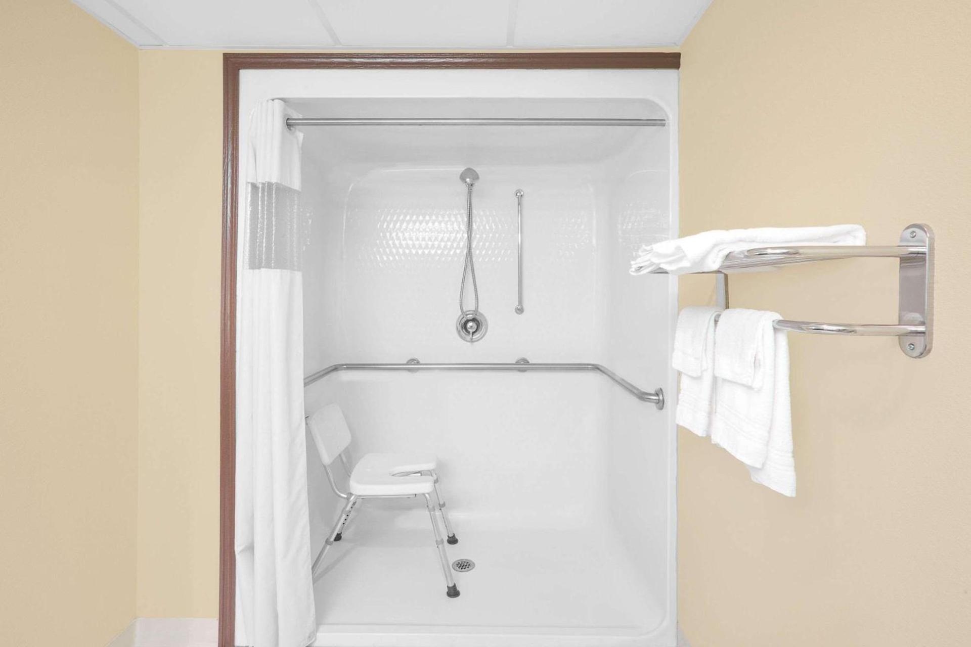 Days Inn by Wyndham Fayetteville photo 8