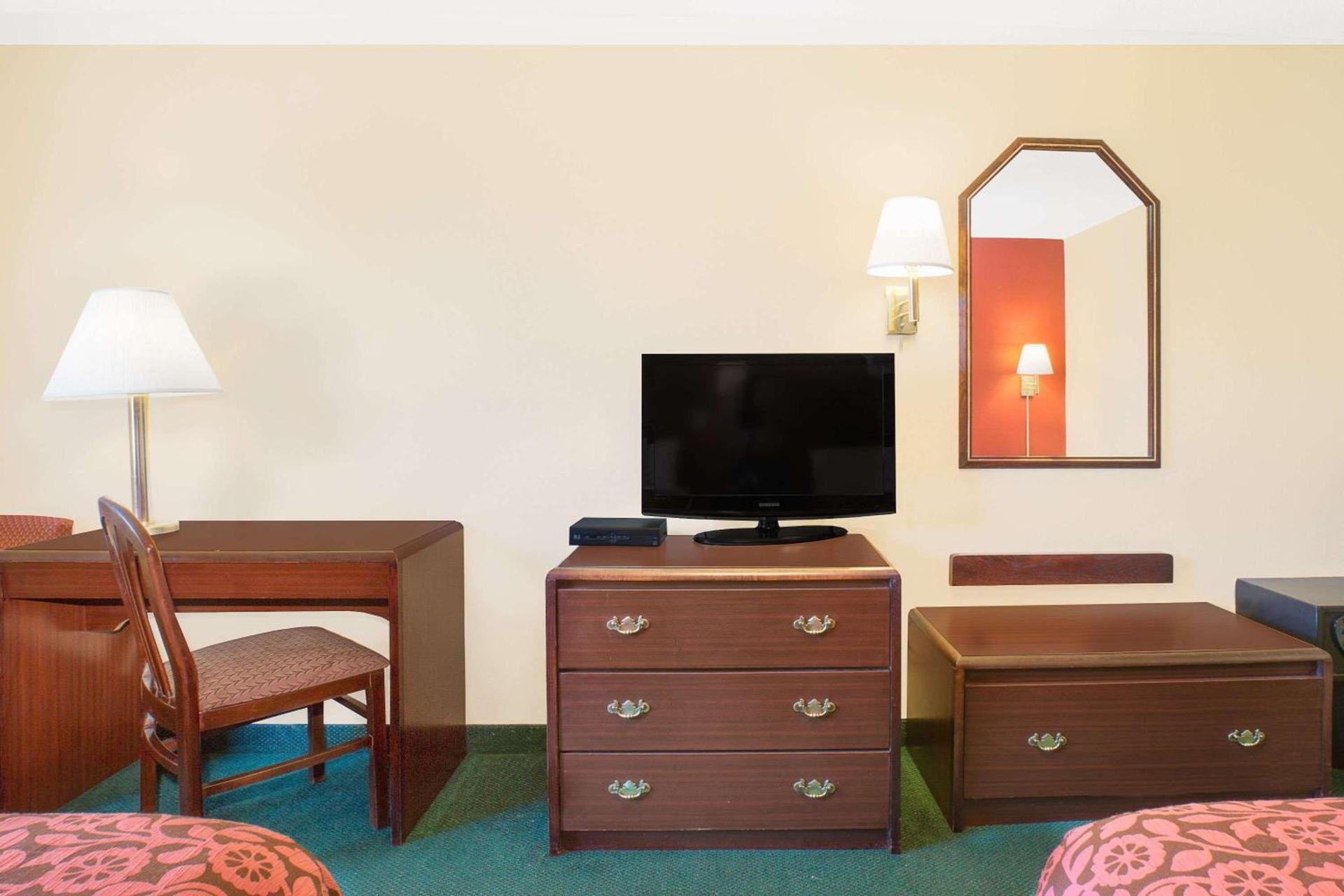 Days Inn by Wyndham Lincoln photo 5