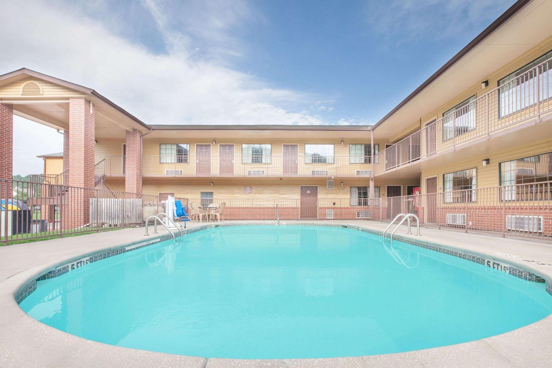 Days Inn by Wyndham Fayetteville photo 2