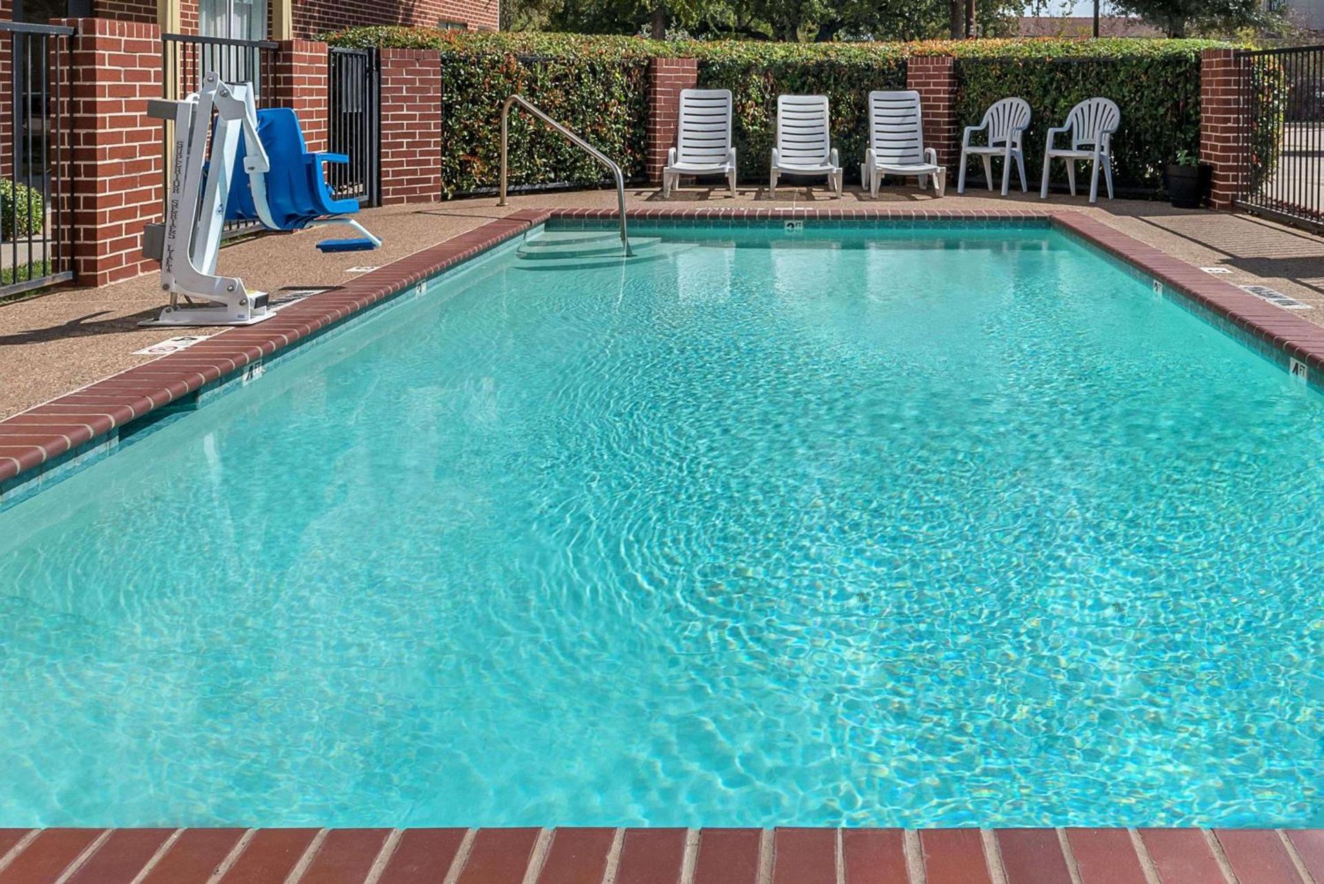 Days Inn & Suites by Wyndham Dallas photo 4
