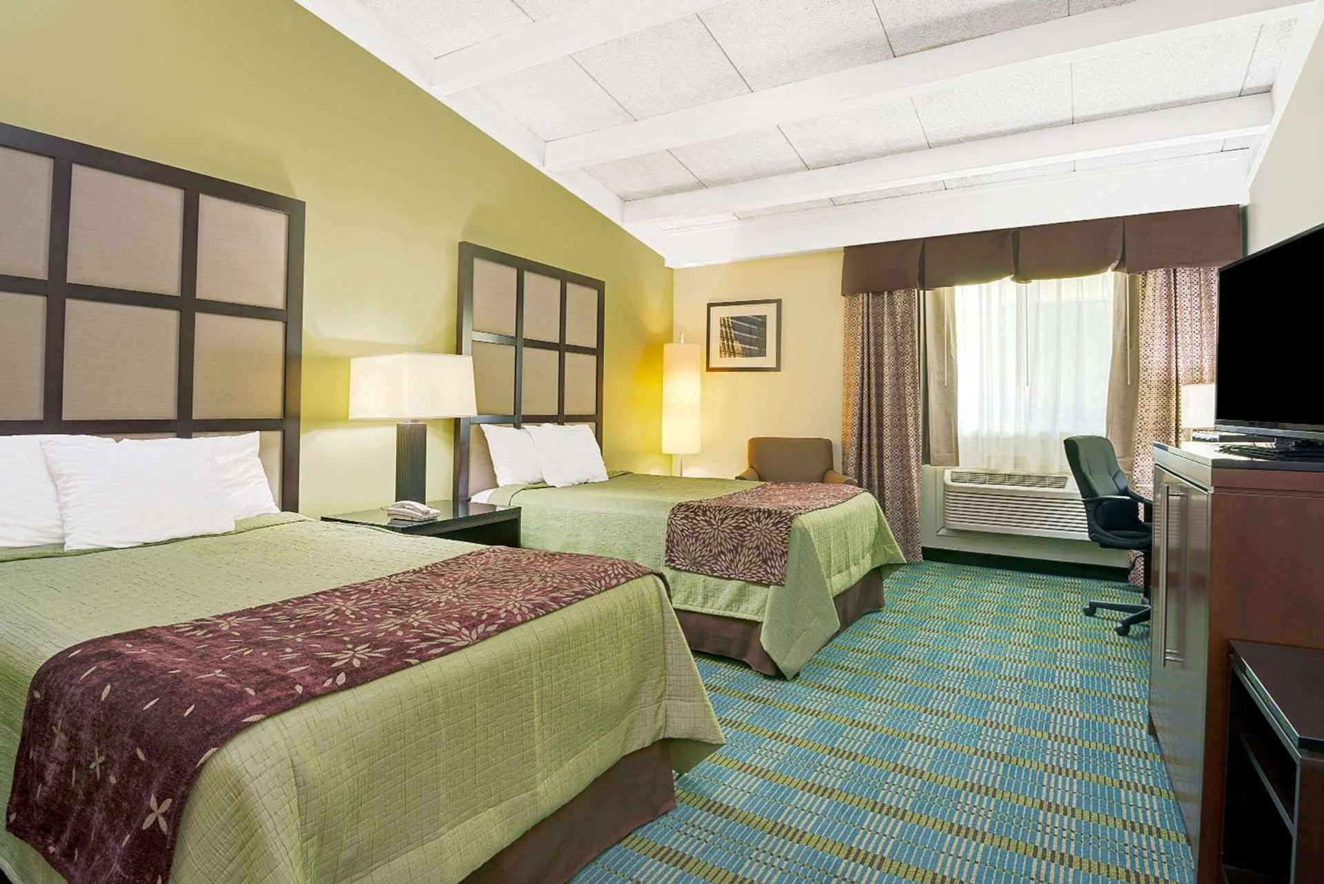 Days Inn by Wyndham Southington photo 8