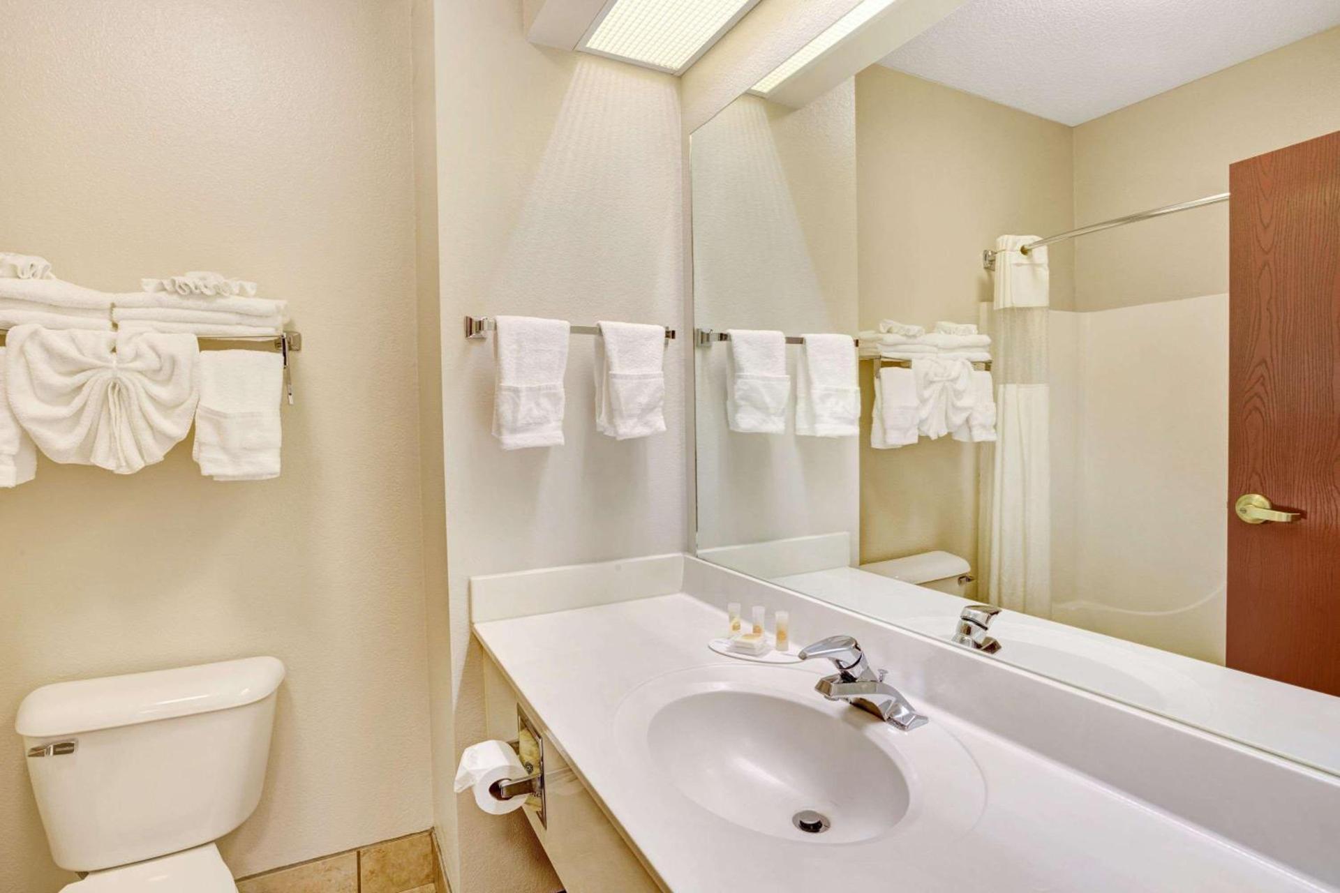 Days Inn & Suites by Wyndham Louisville SW photo 5
