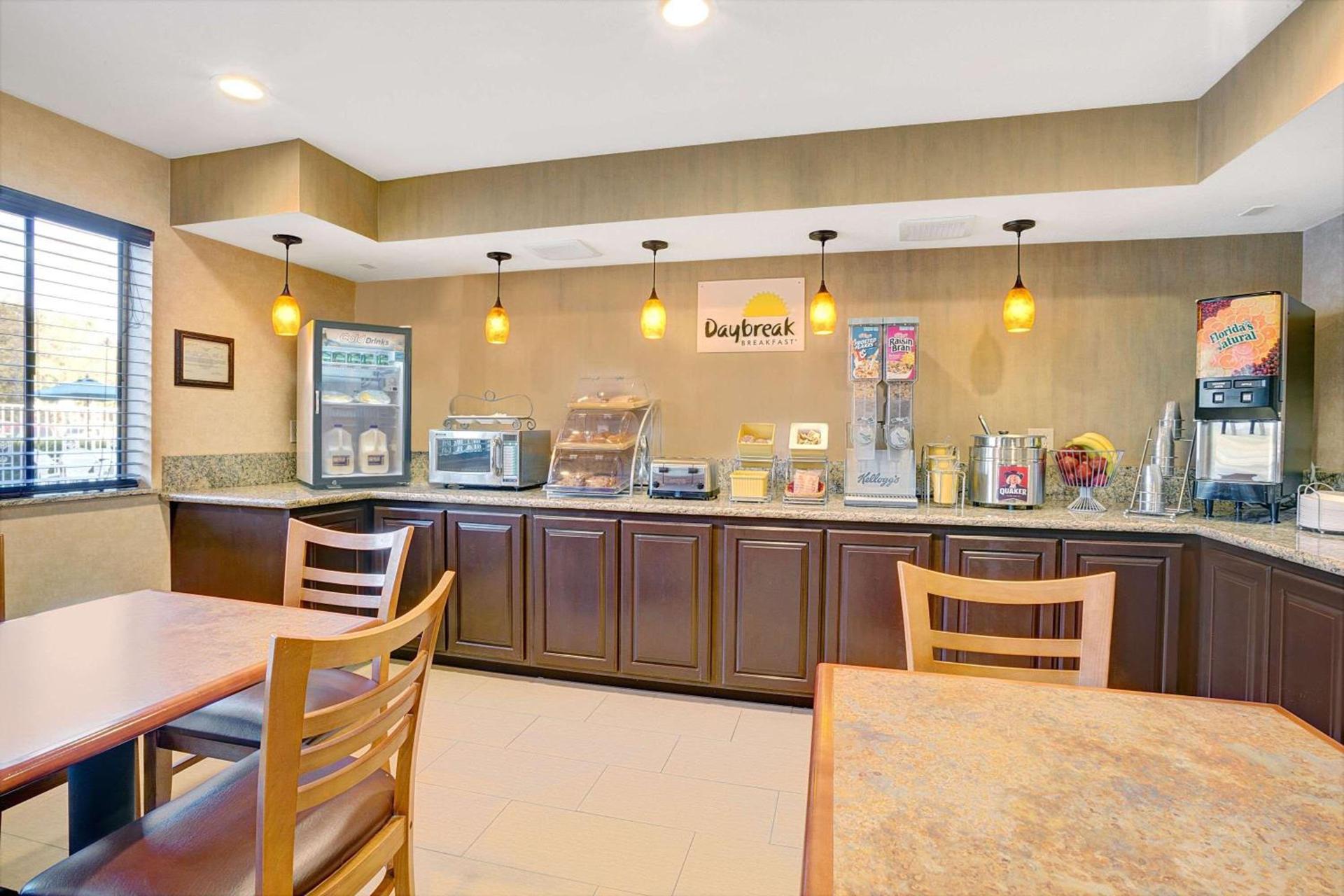 Days Inn by Wyndham Woodland photo 45