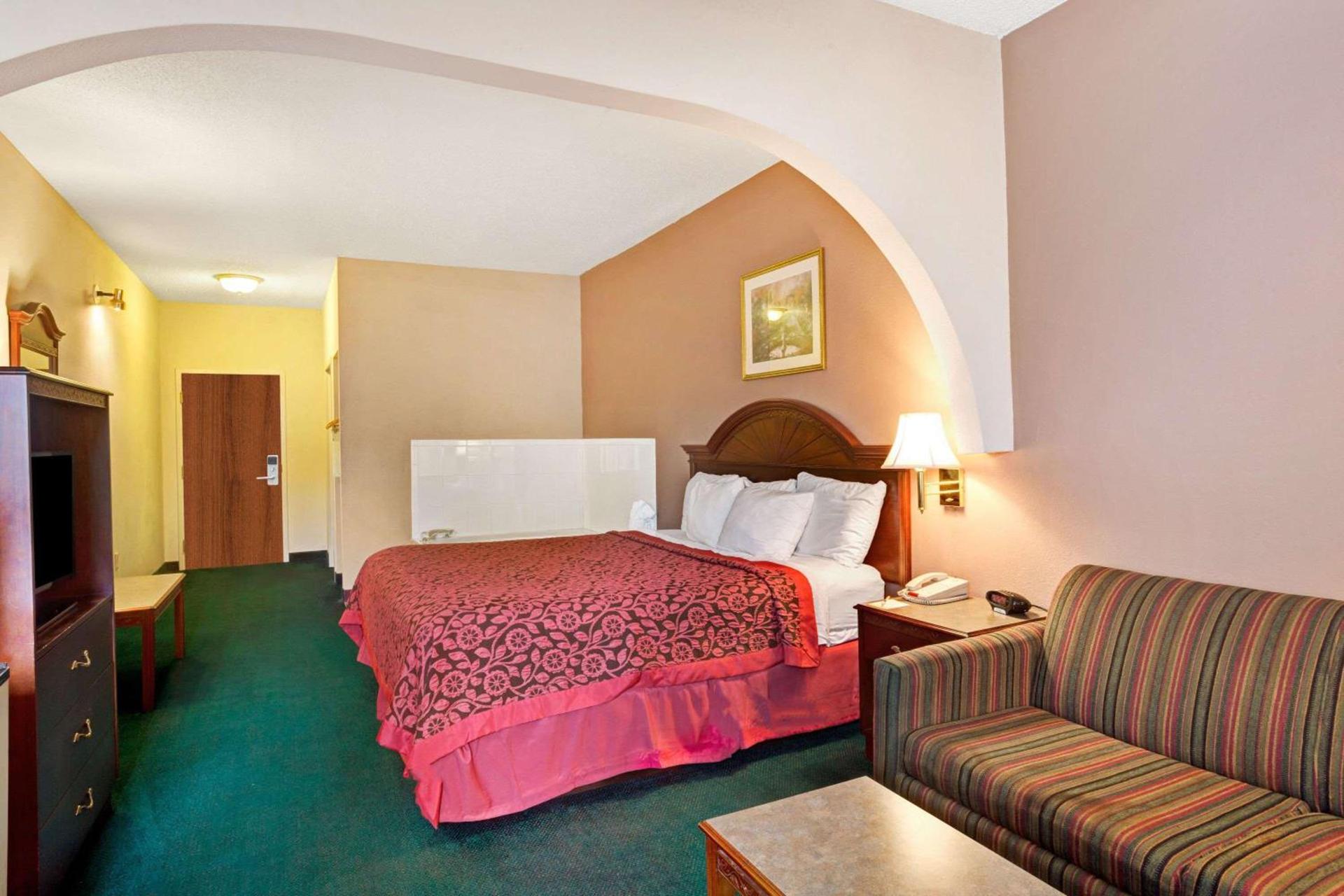 Days Inn & Suites by Wyndham Louisville SW photo 11
