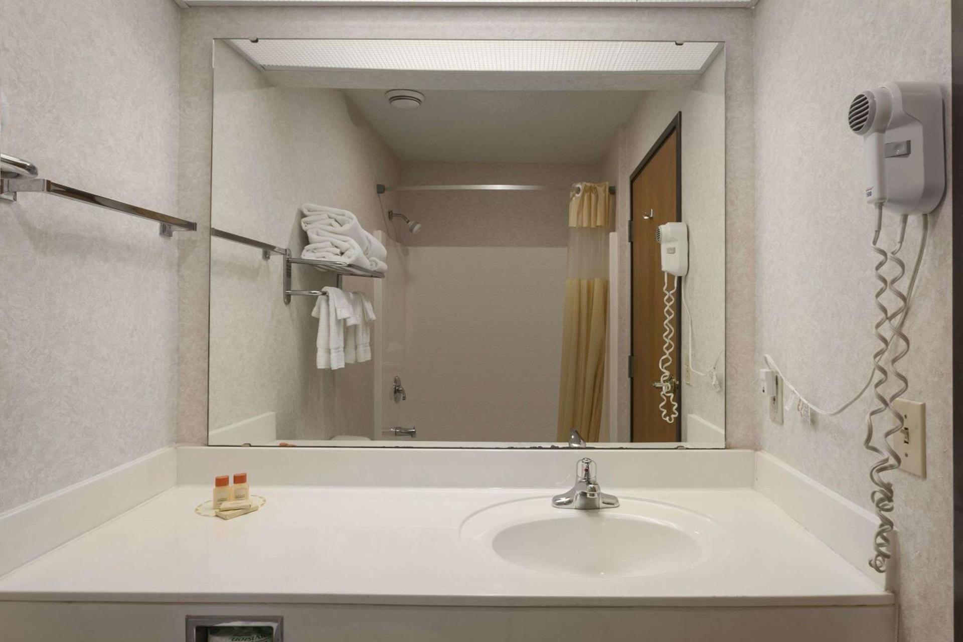 Days Inn by Wyndham Jefferson City photo 4
