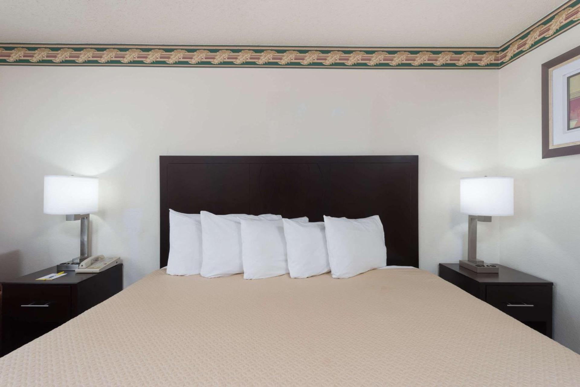 Days Inn by Wyndham Mexico photo 4
