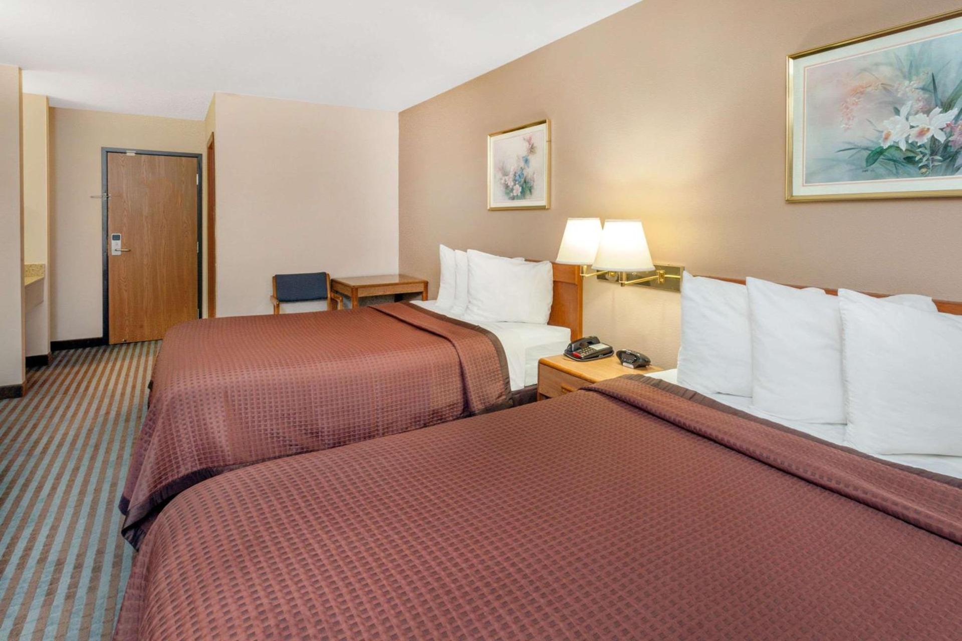 Days Inn by Wyndham Charleston photo 8