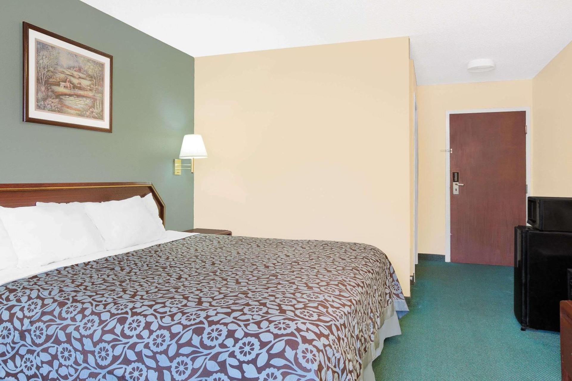 Days Inn by Wyndham Lincoln photo 3