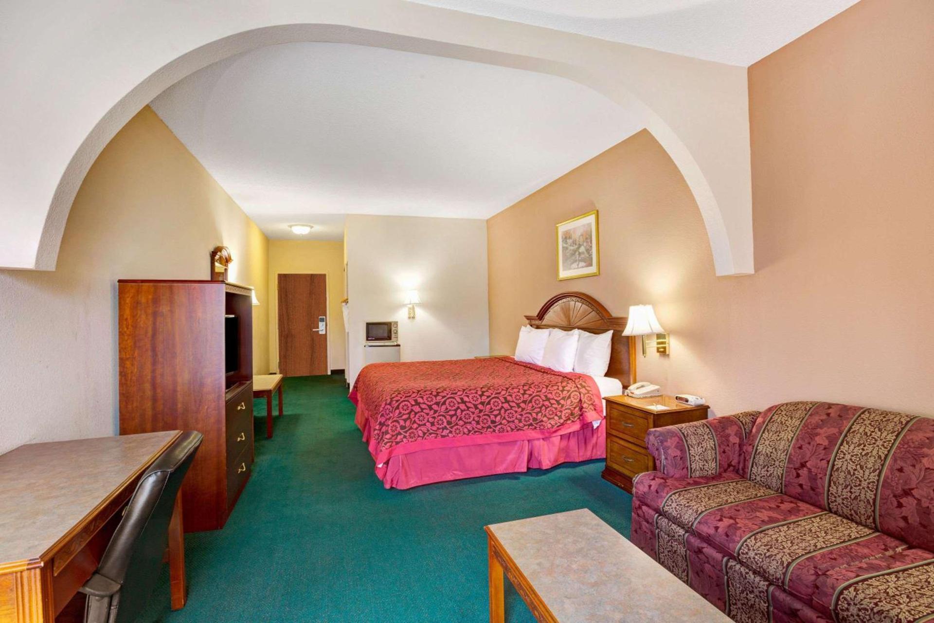 Days Inn & Suites by Wyndham Louisville SW photo 9