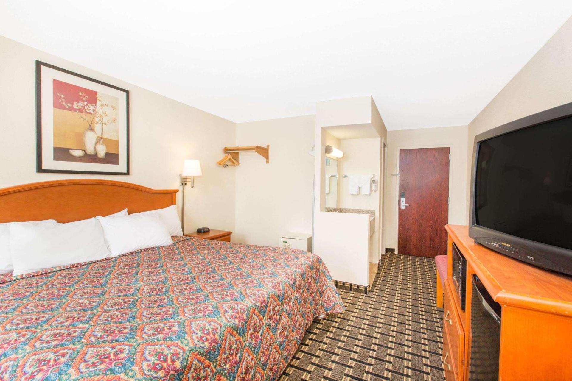 Days Inn by Wyndham Effingham photo 27