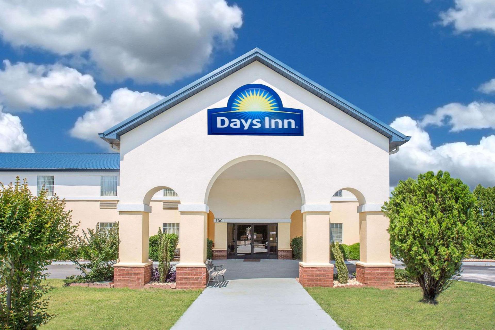 Days Inn by Wyndham Lincoln photo 1