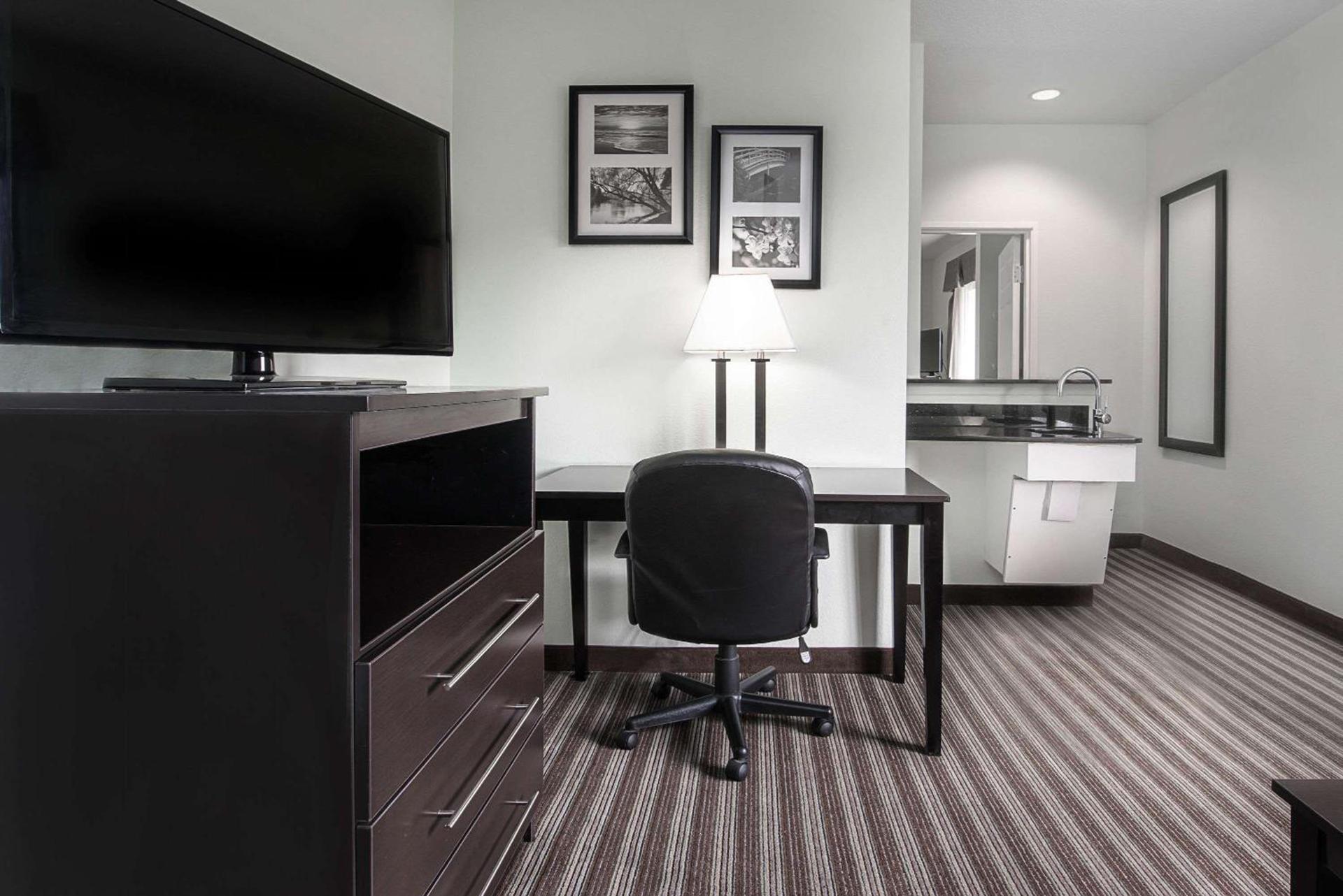 Days Inn & Suites by Wyndham Dallas photo 14