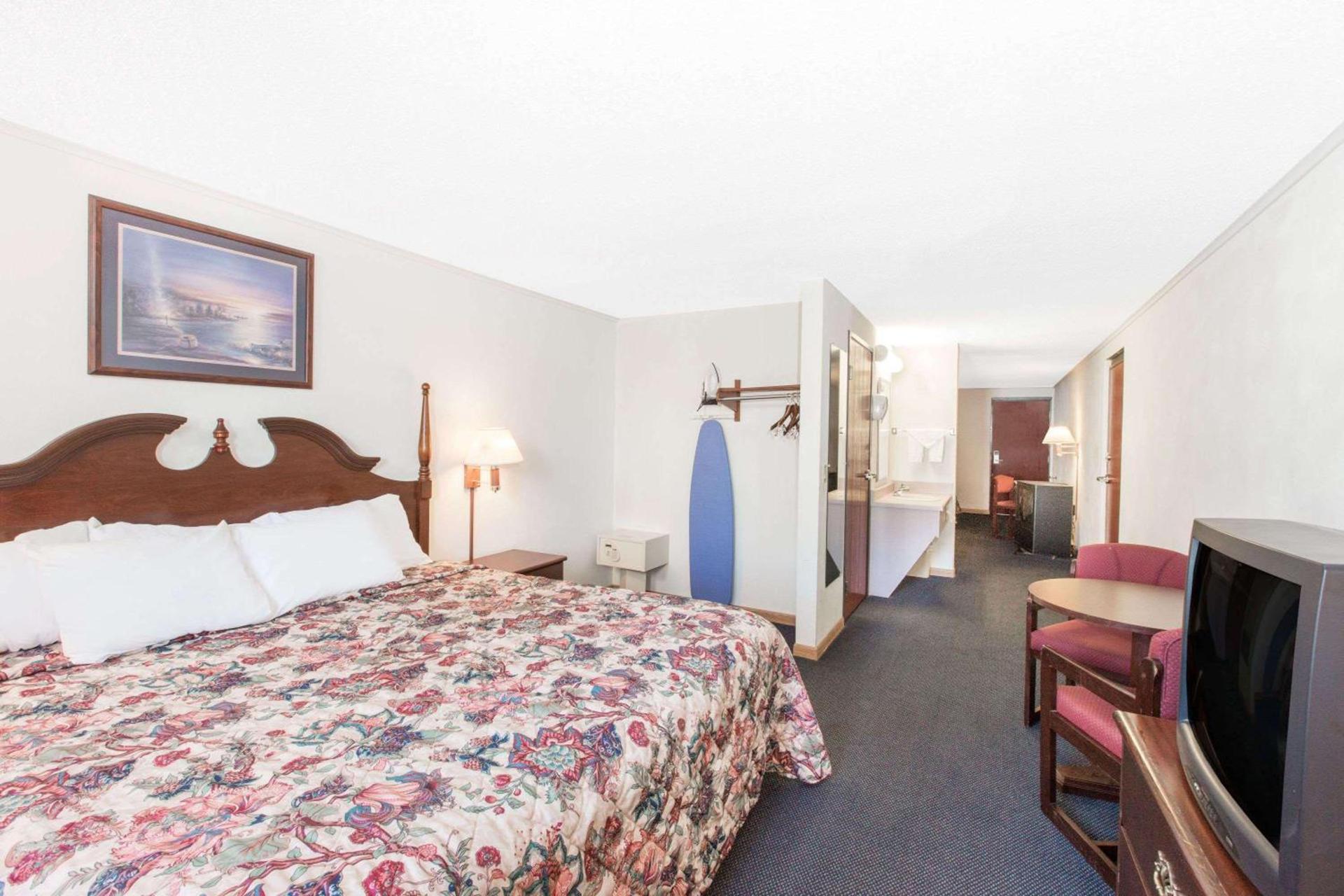 Days Inn by Wyndham Effingham photo 30