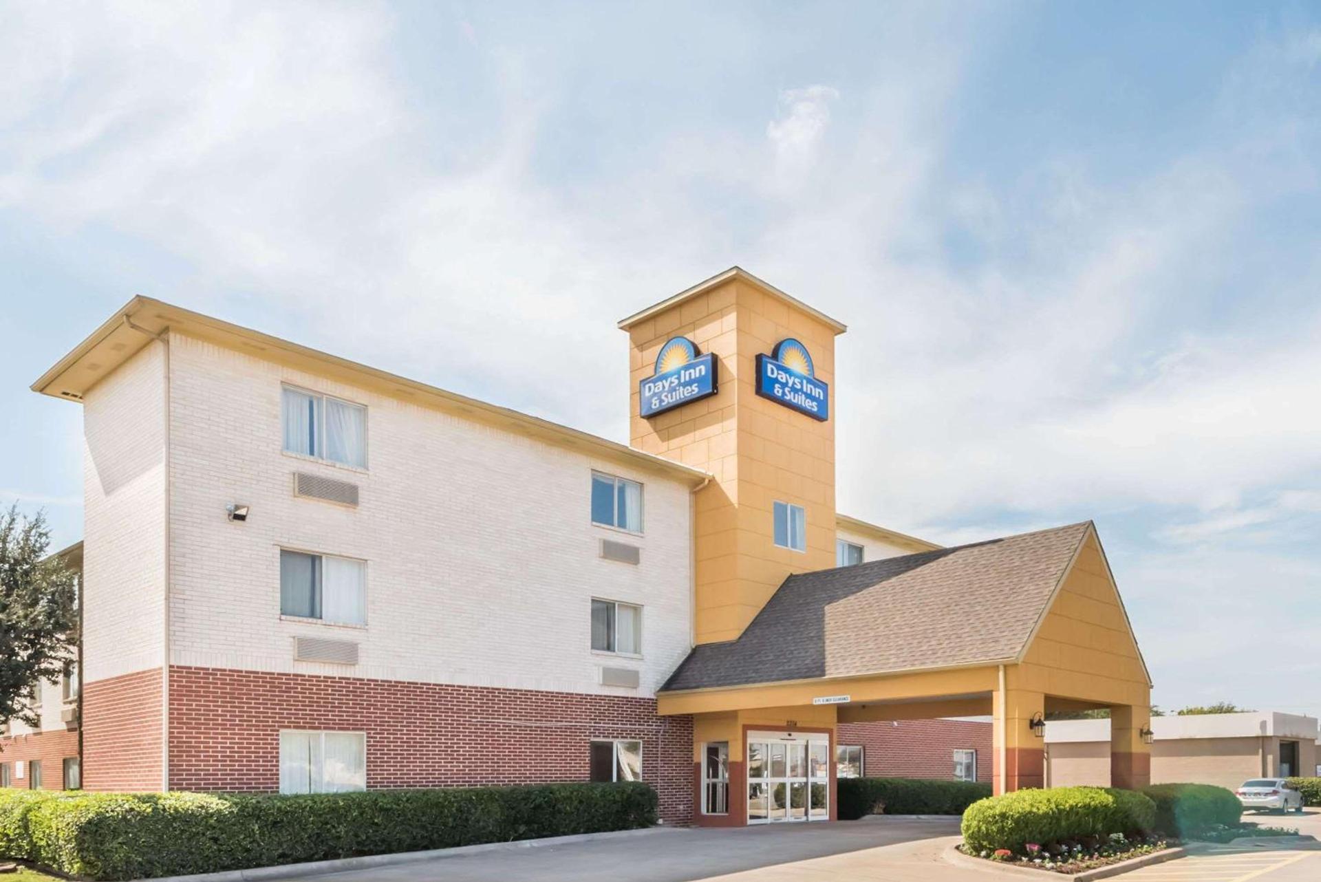 Days Inn & Suites by Wyndham Dallas photo 1