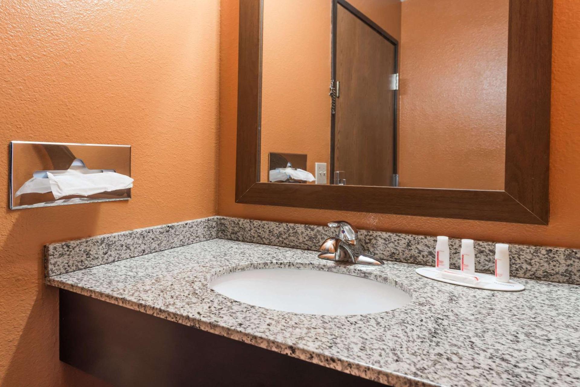 Days Inn by Wyndham Mexico photo 9