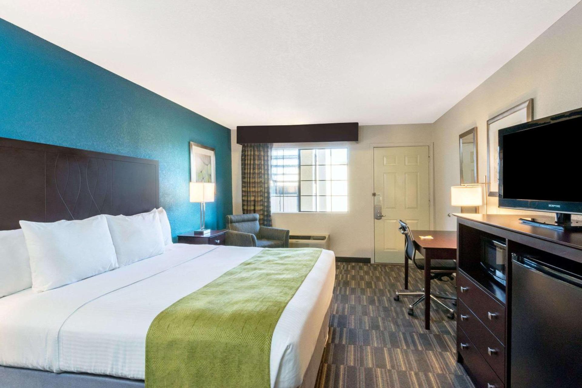 Days Inn by Wyndham Snyder photo 4
