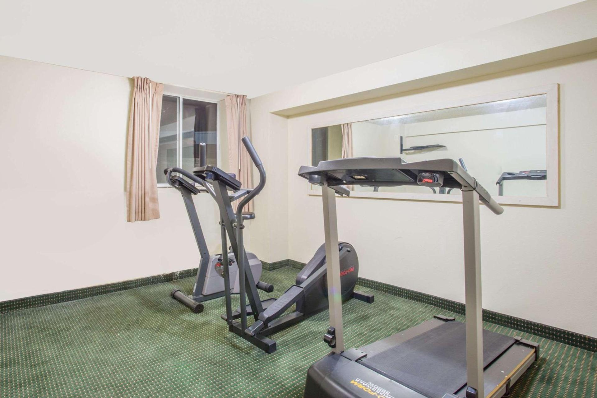 Days Inn by Wyndham Custer photo 3