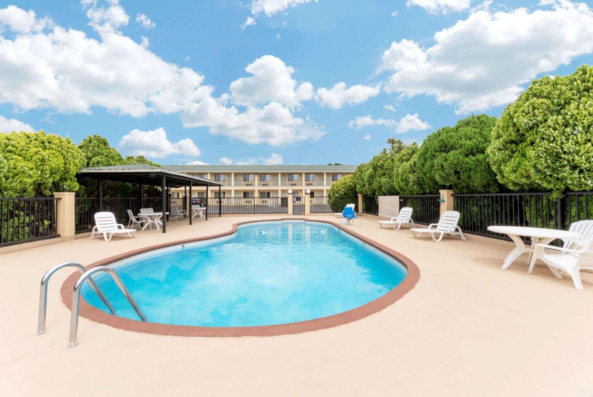 Days Inn by Wyndham Snyder photo 3