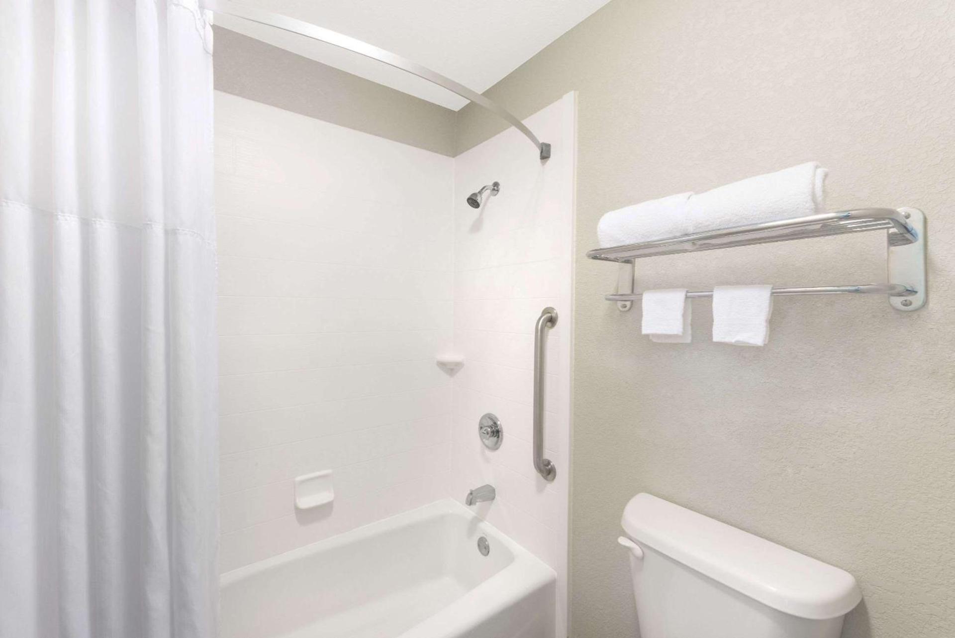 Days Inn by Wyndham Snyder photo 5