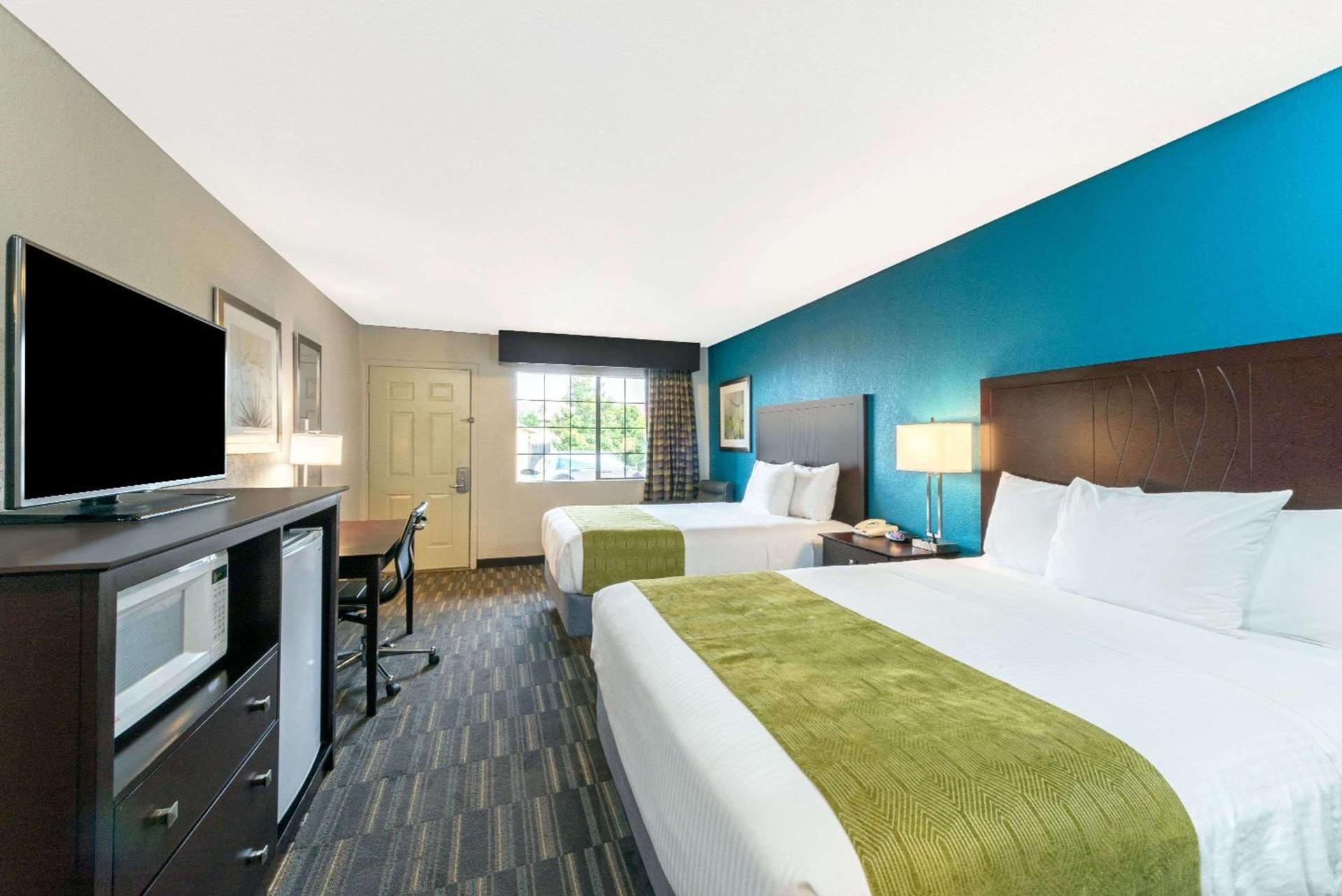 Days Inn by Wyndham Snyder photo 13