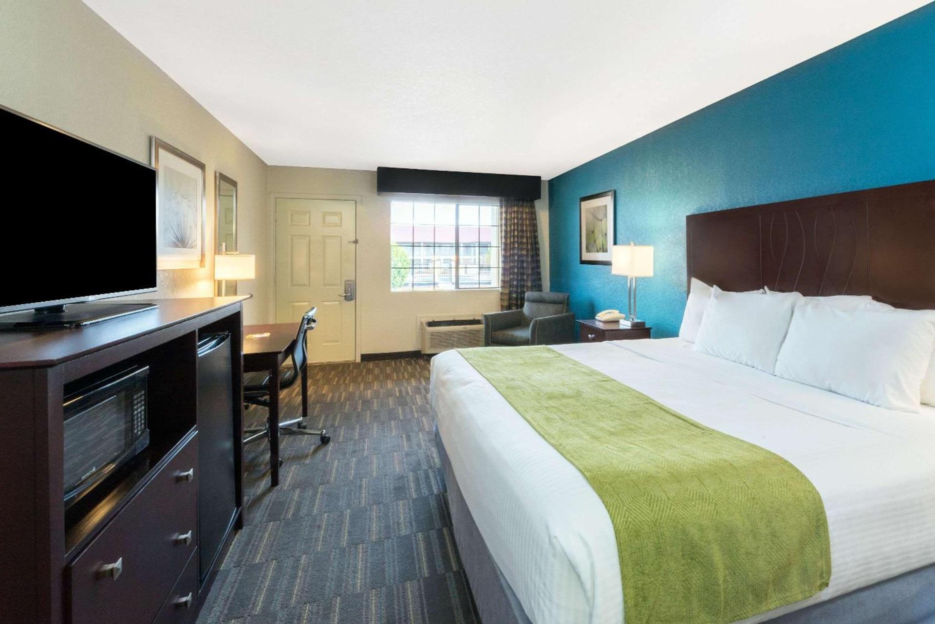Days Inn by Wyndham Snyder photo 12