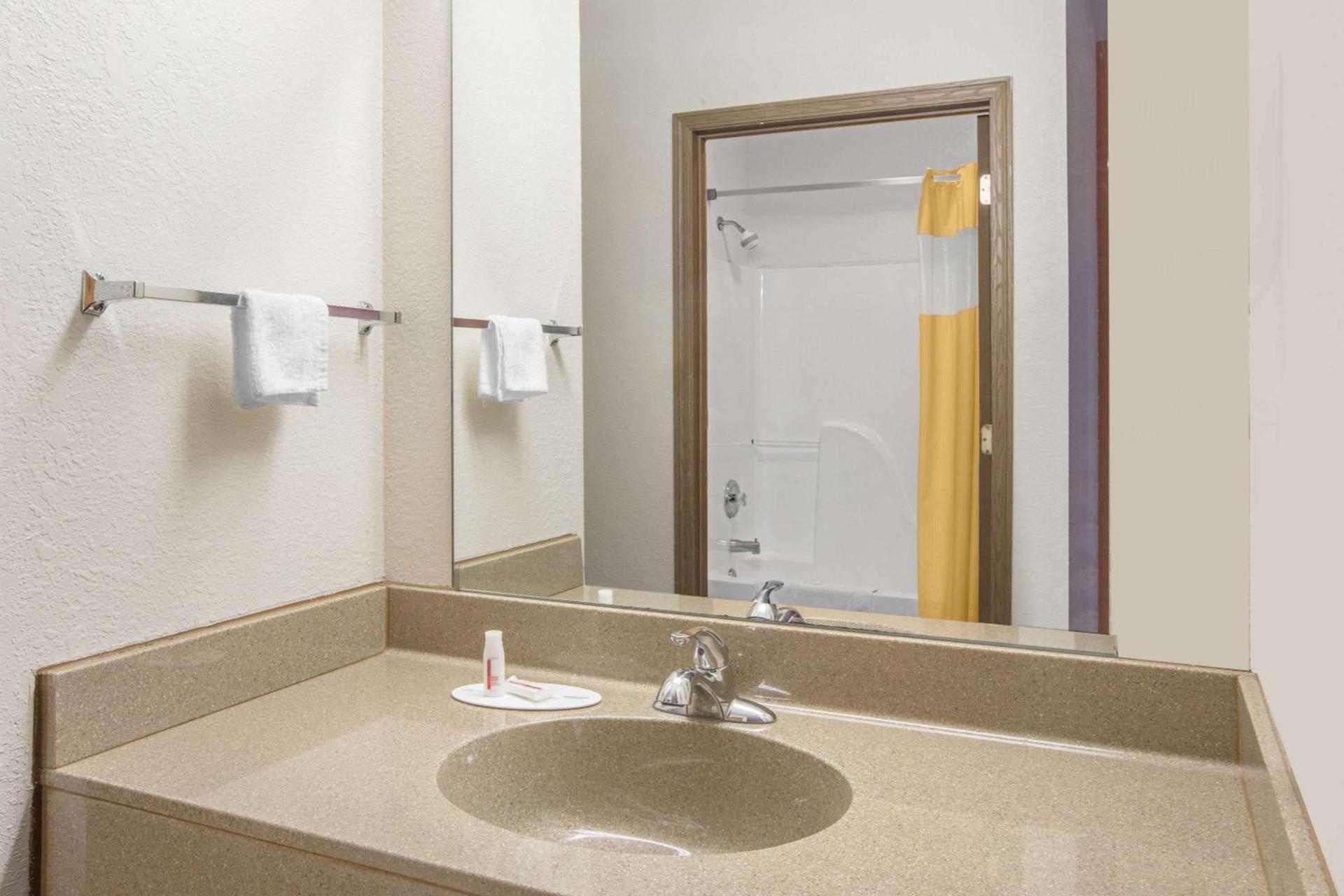 Days Inn by Wyndham Butler photo 4