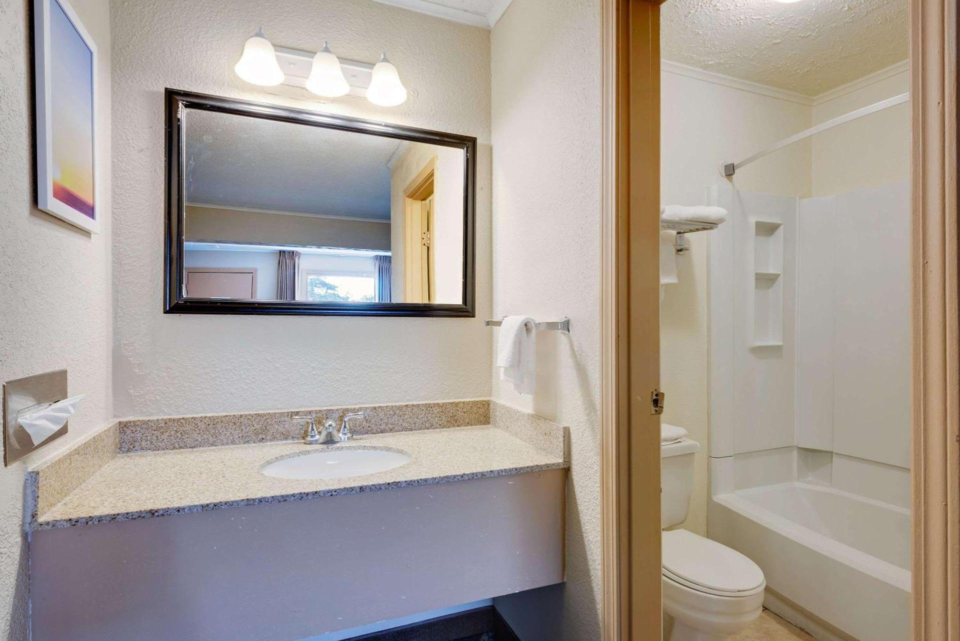 Days Inn by Wyndham Fairmont photo 12