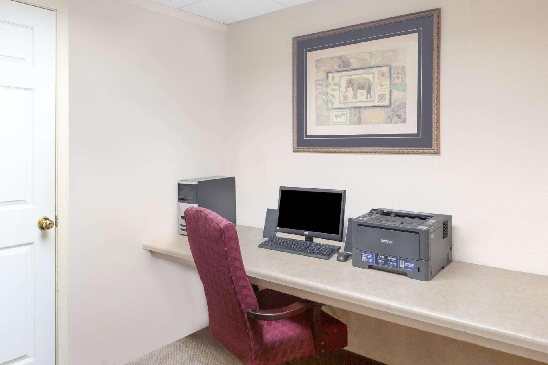 Days Inn & Suites by Wyndham Pocahontas photo 25