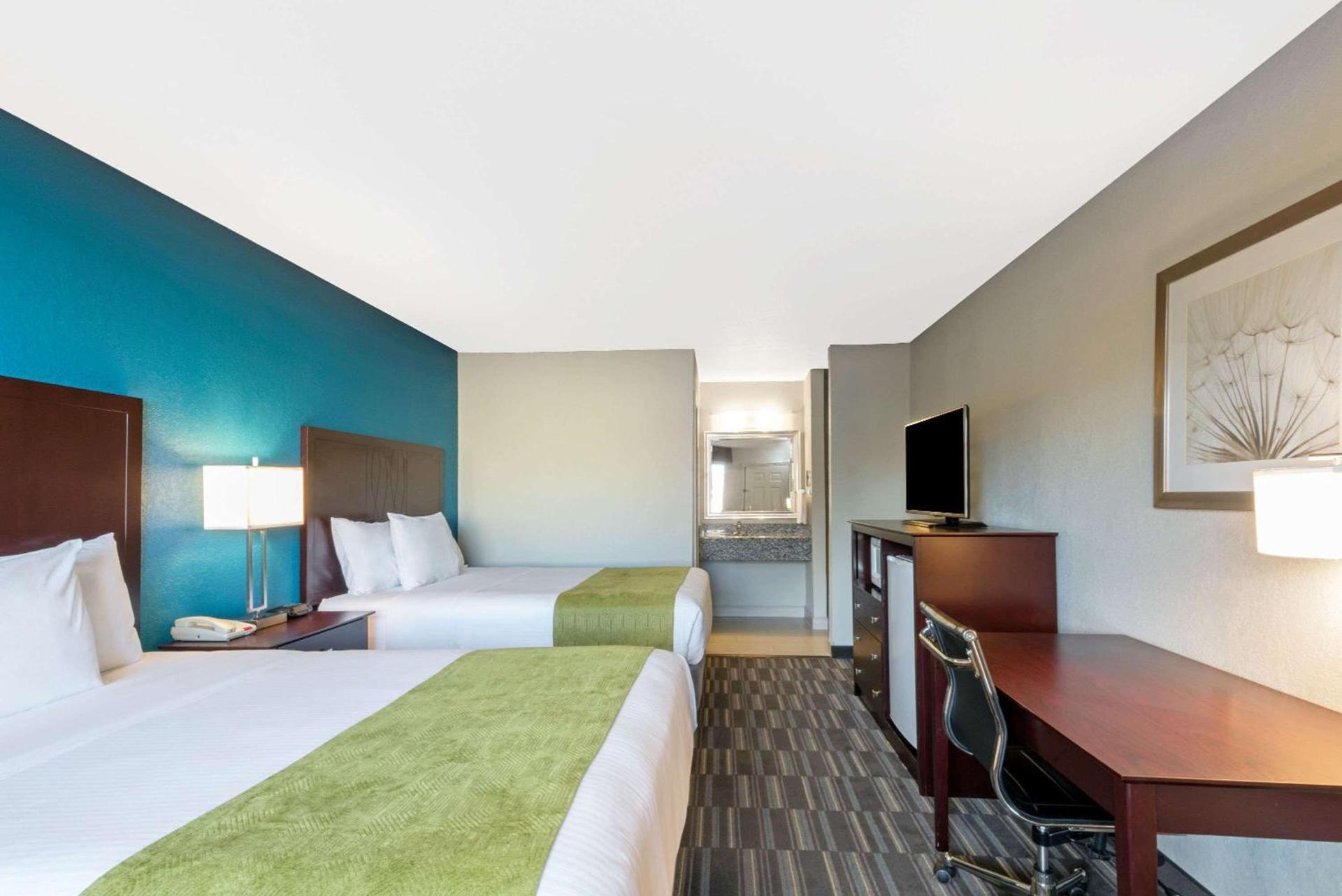 Days Inn by Wyndham Snyder photo 10