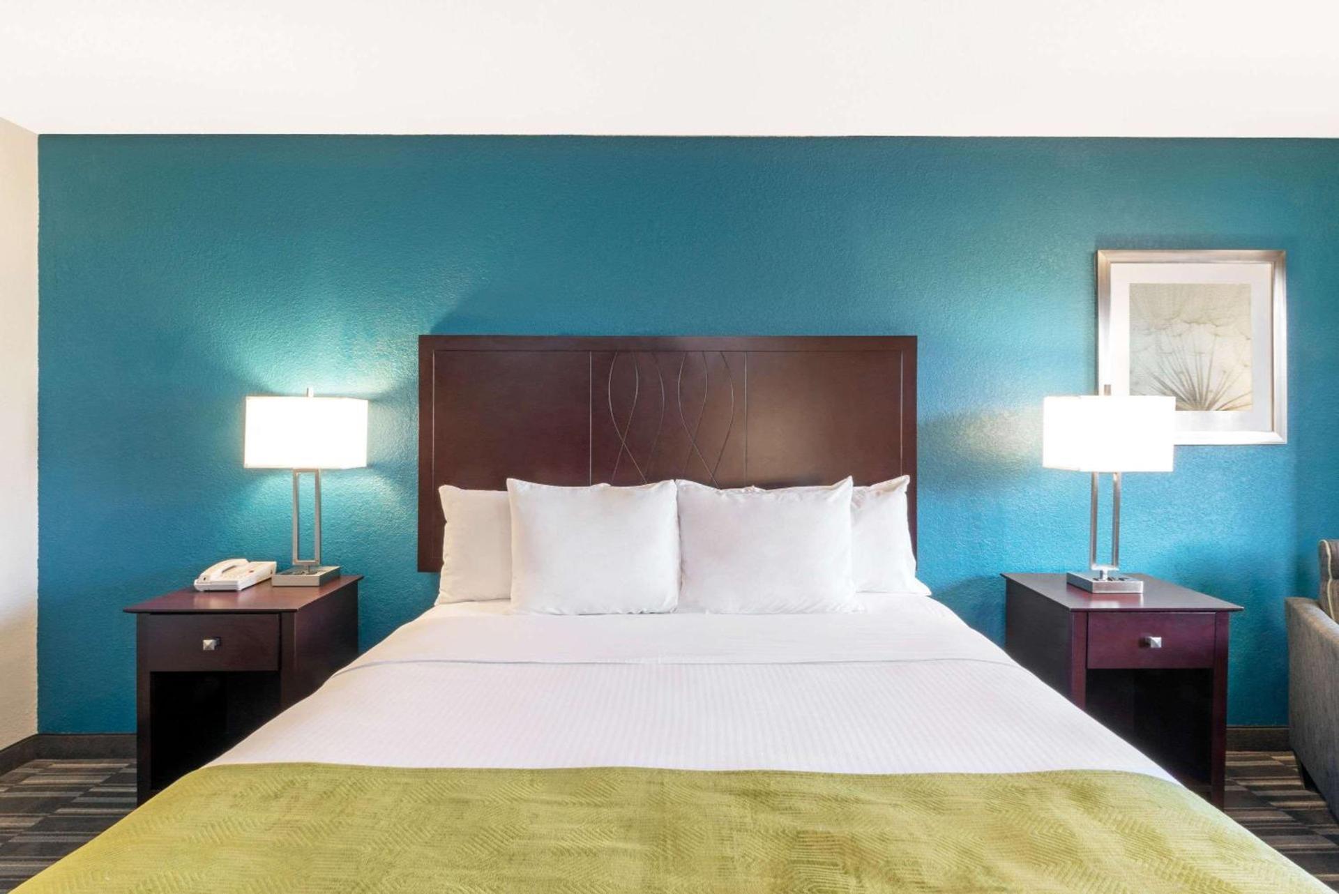 Days Inn by Wyndham Snyder photo 6