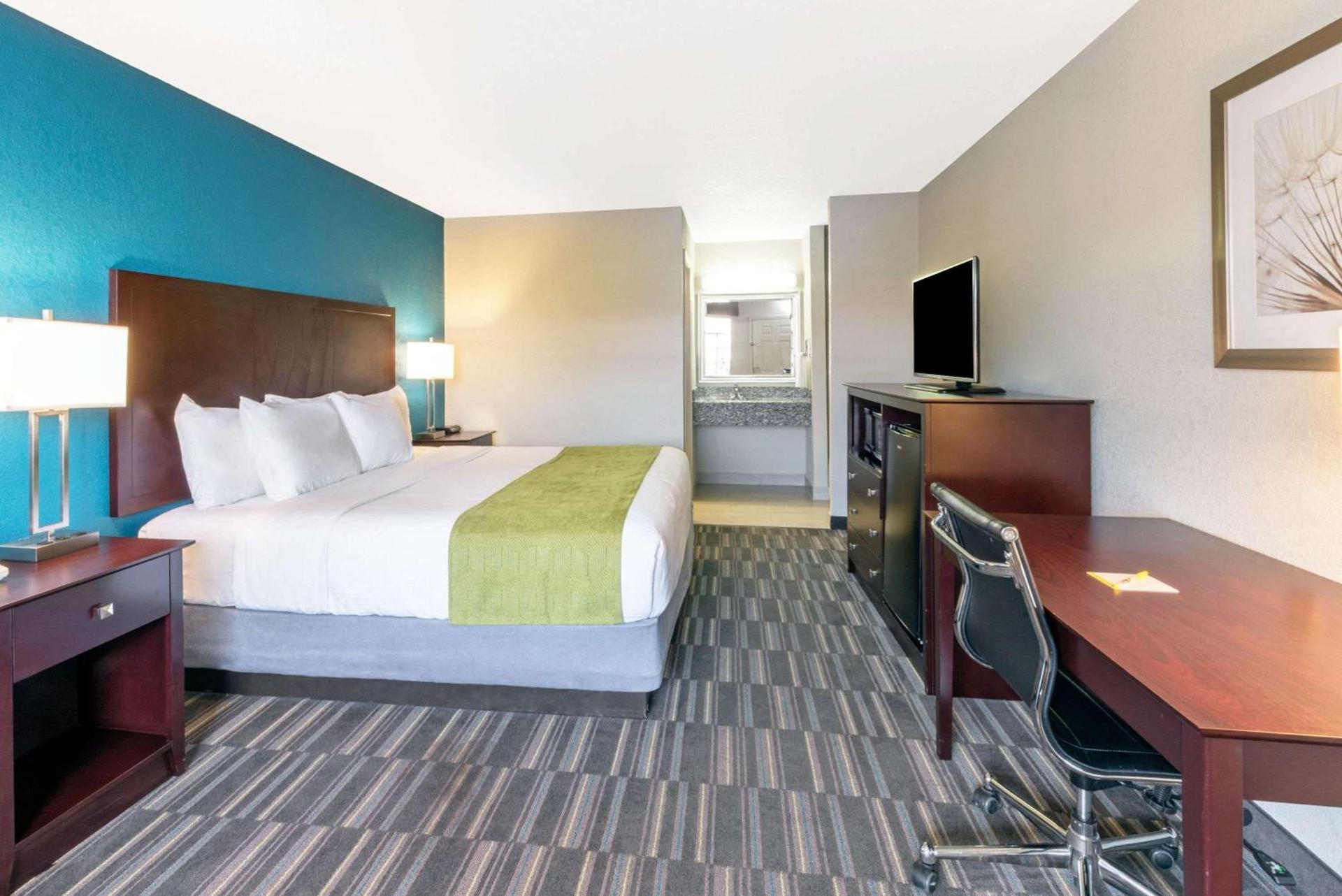 Days Inn by Wyndham Snyder photo 8