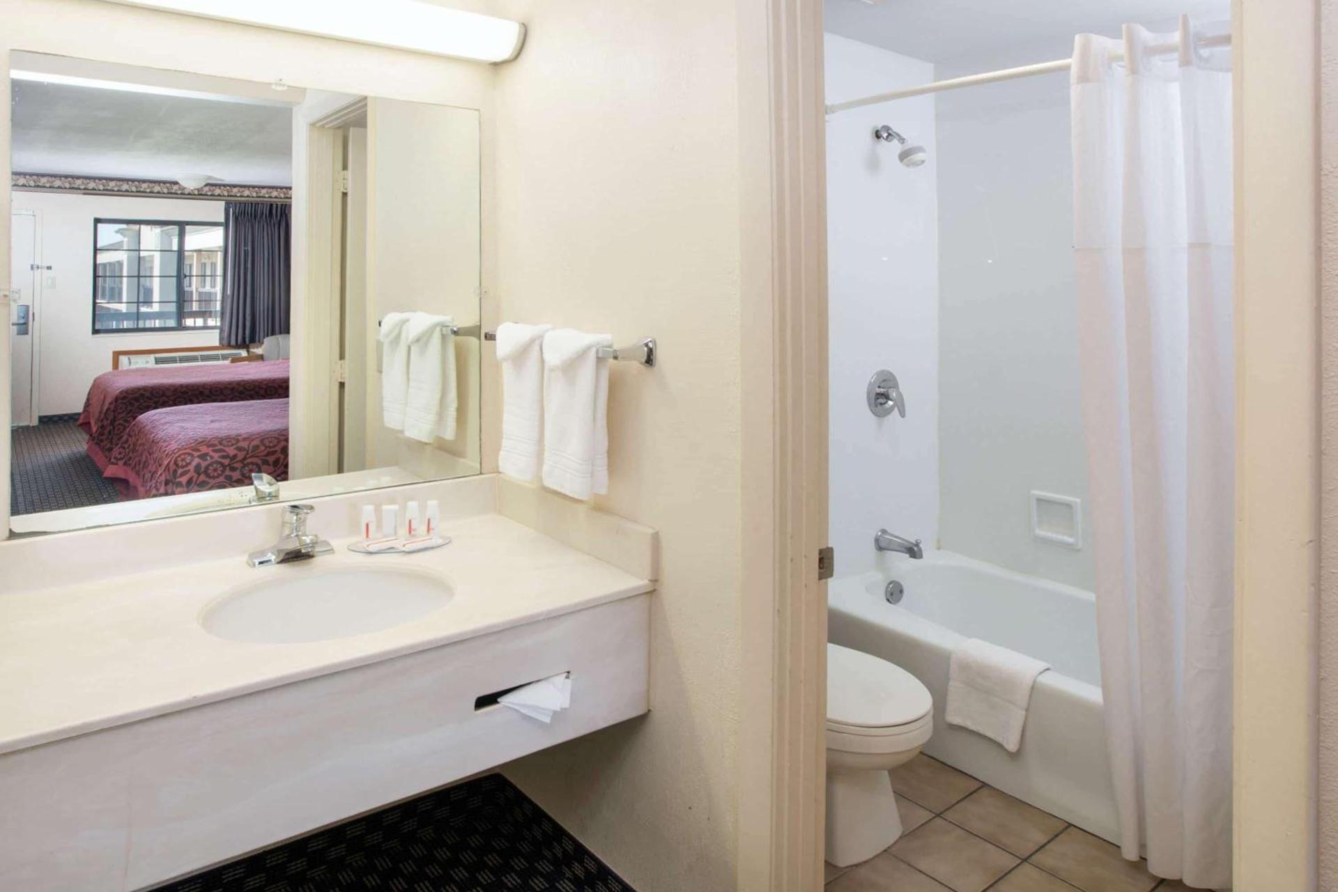Days Inn & Suites by Wyndham Kokomo photo 10