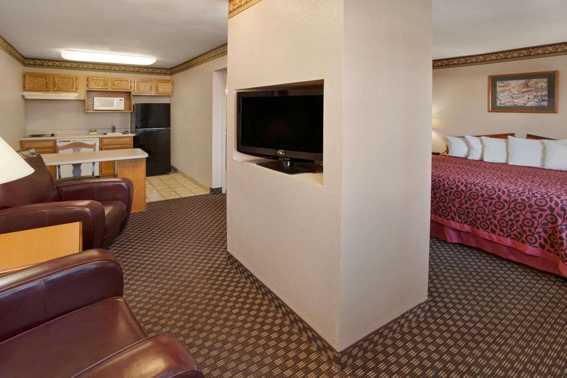Days Inn & Suites by Wyndham Kokomo photo 4