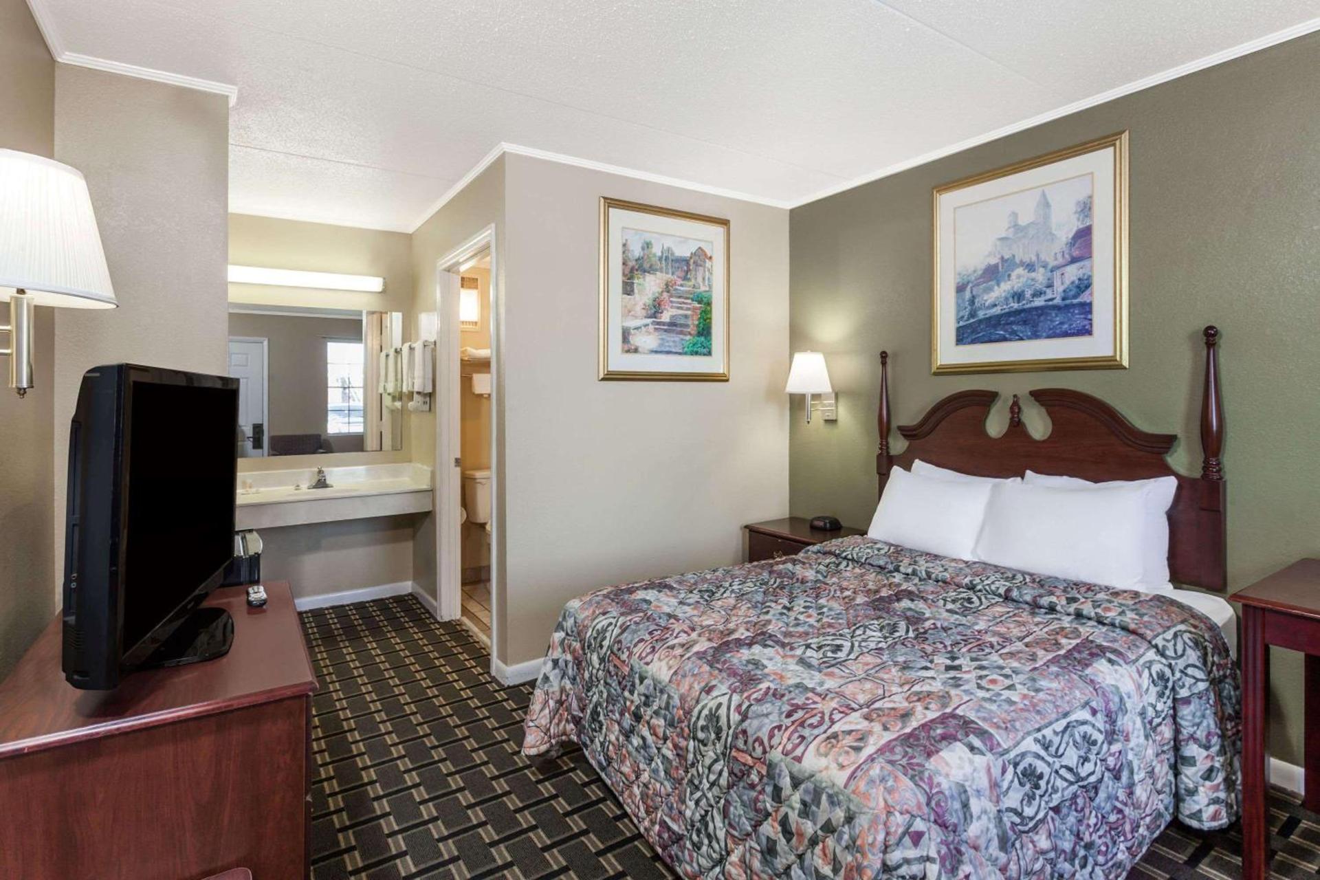 Days Inn by Wyndham Lenoir City photo 10