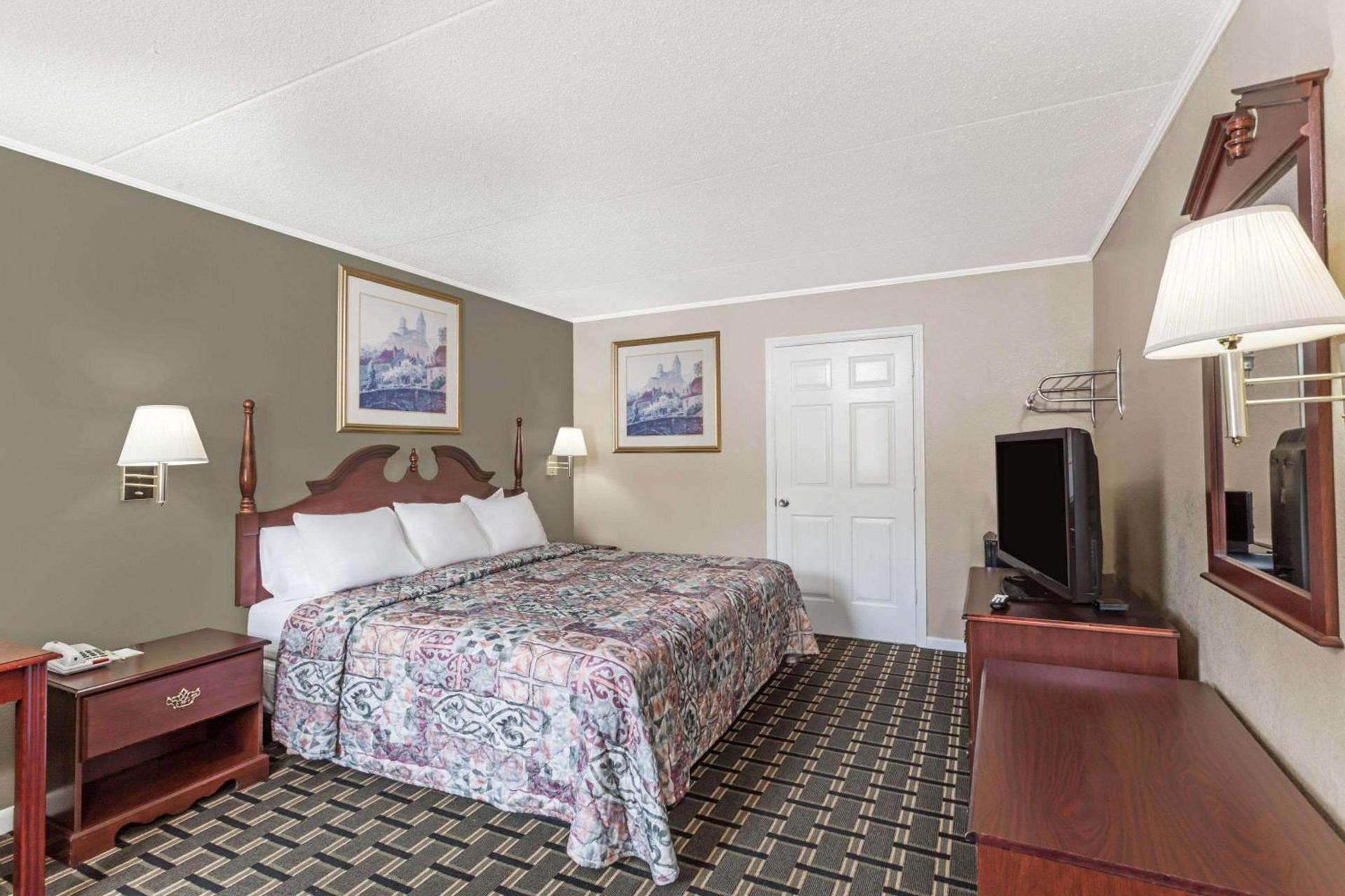 Days Inn by Wyndham Lenoir City photo 6