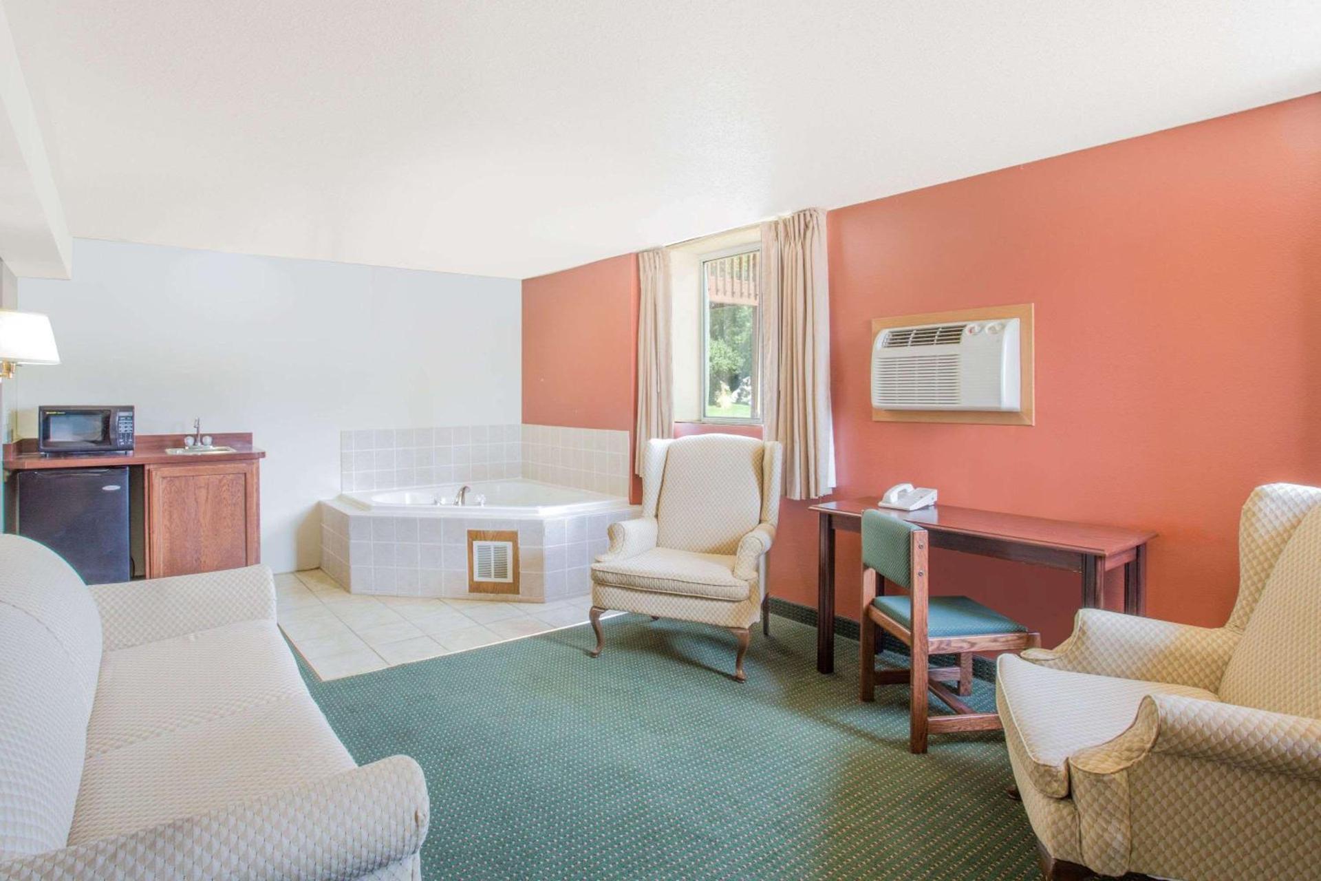 Days Inn by Wyndham Custer photo 8