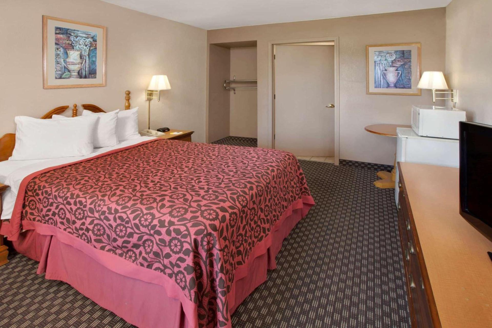 Days Inn & Suites by Wyndham Kokomo photo 3
