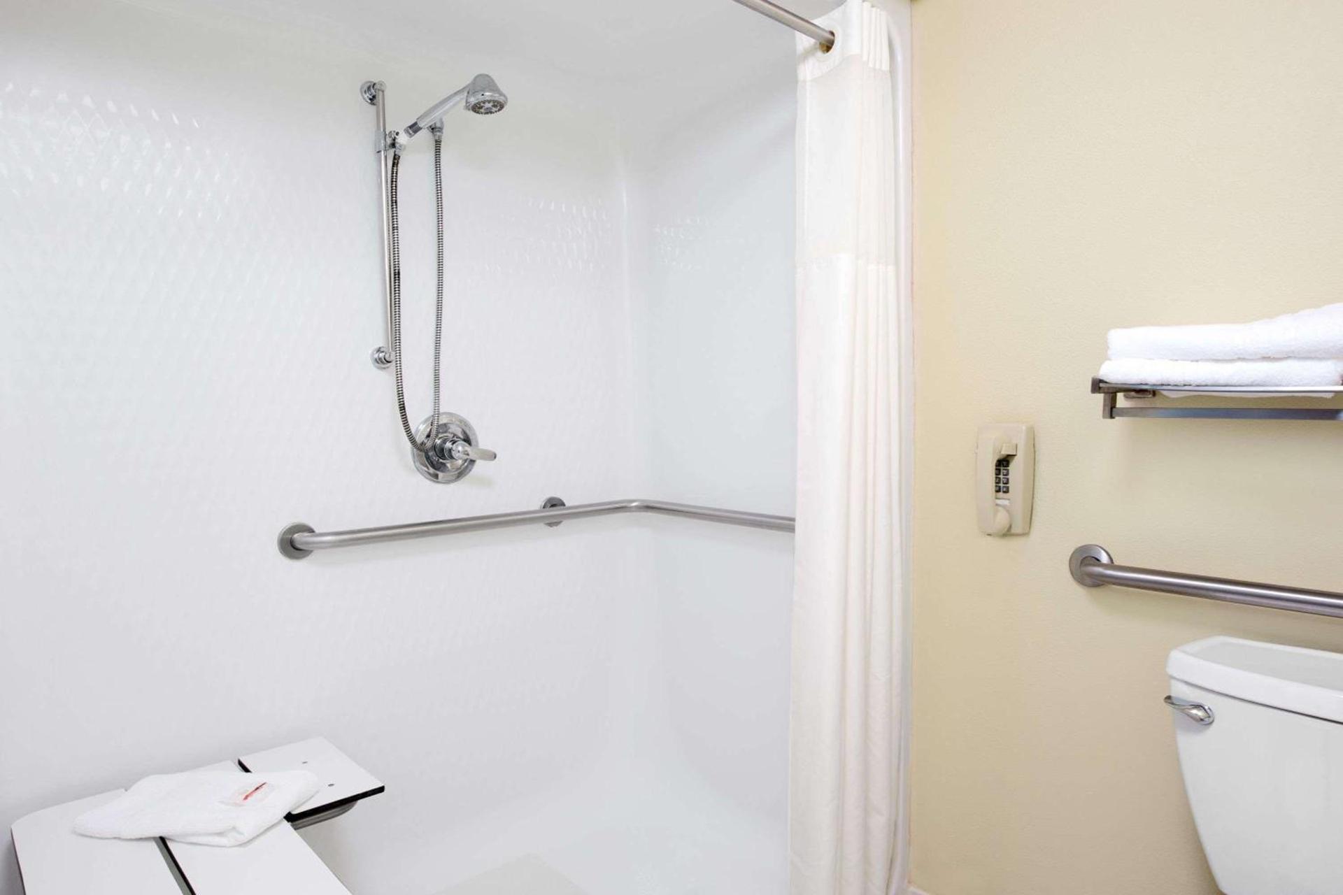Days Inn & Suites by Wyndham Pocahontas photo 6