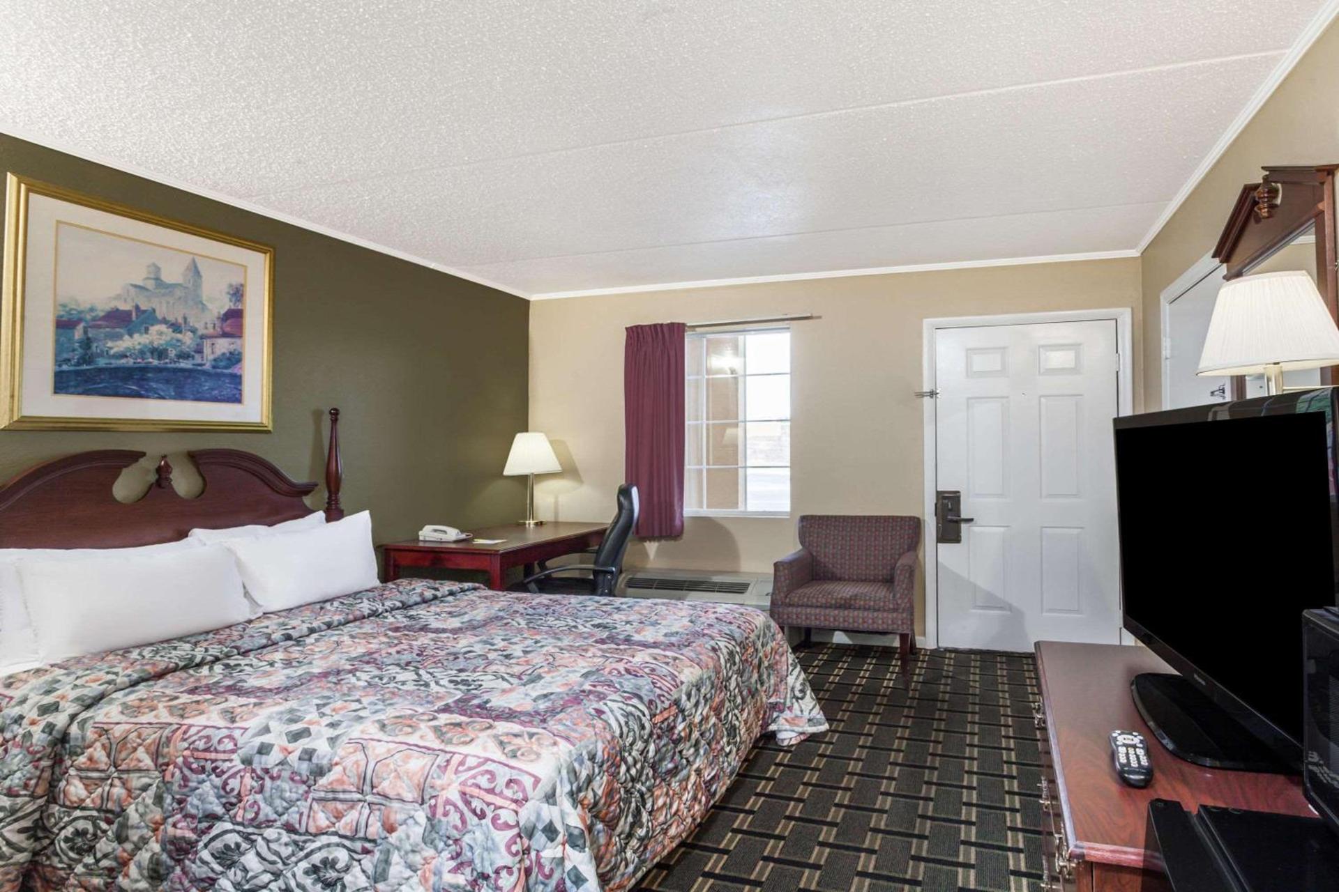Days Inn by Wyndham Lenoir City photo 11