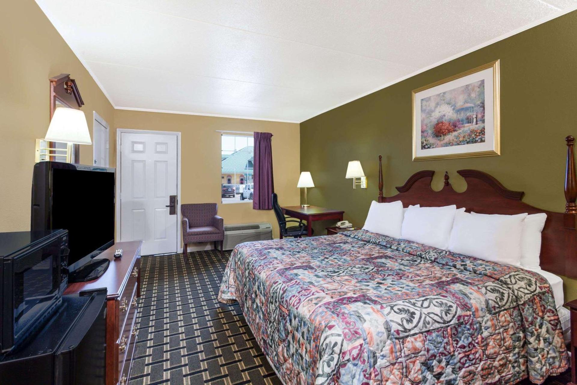 Days Inn by Wyndham Lenoir City photo 7