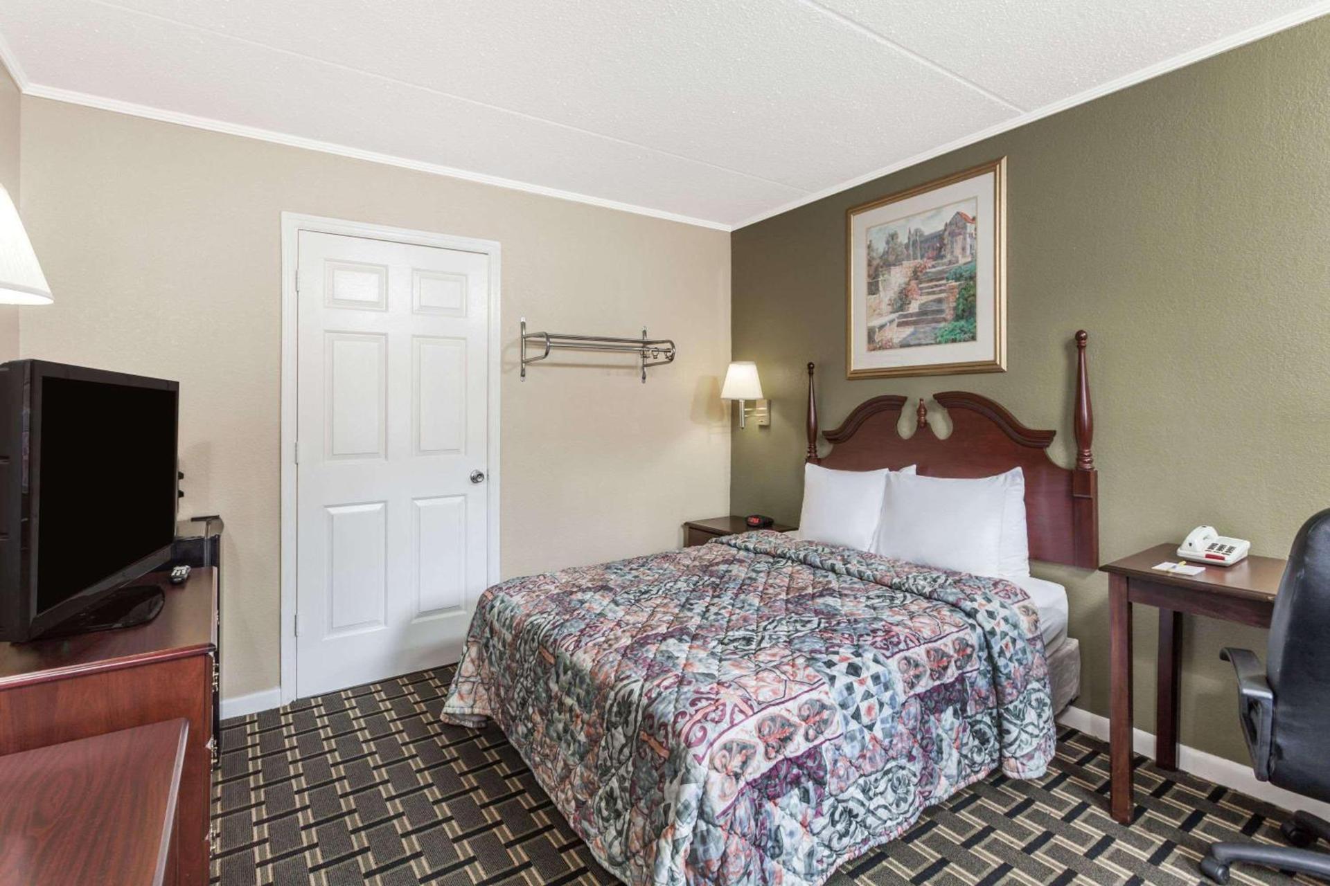 Days Inn by Wyndham Lenoir City photo 9