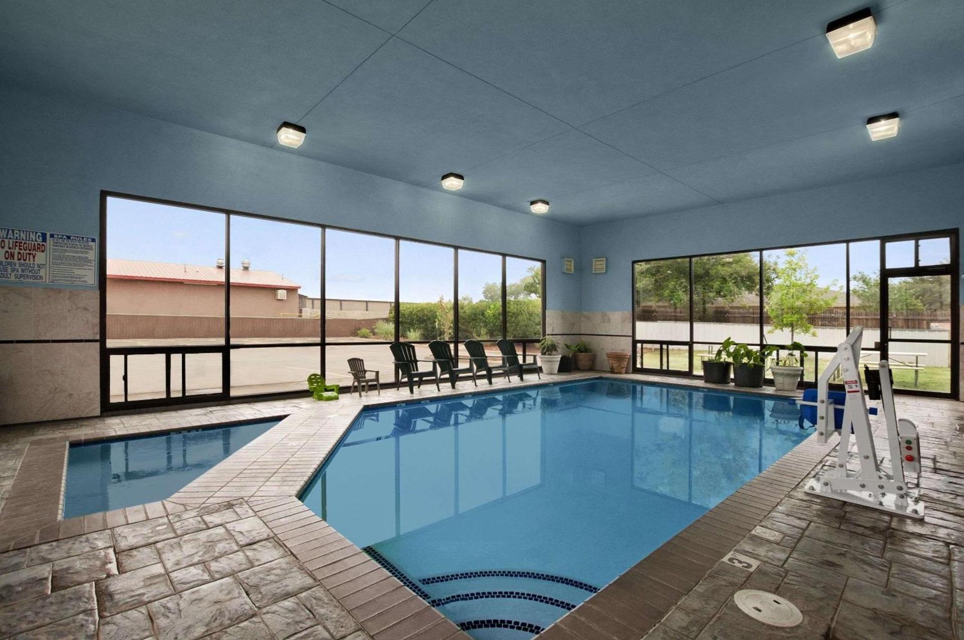 Days Inn by Wyndham Childress photo 3