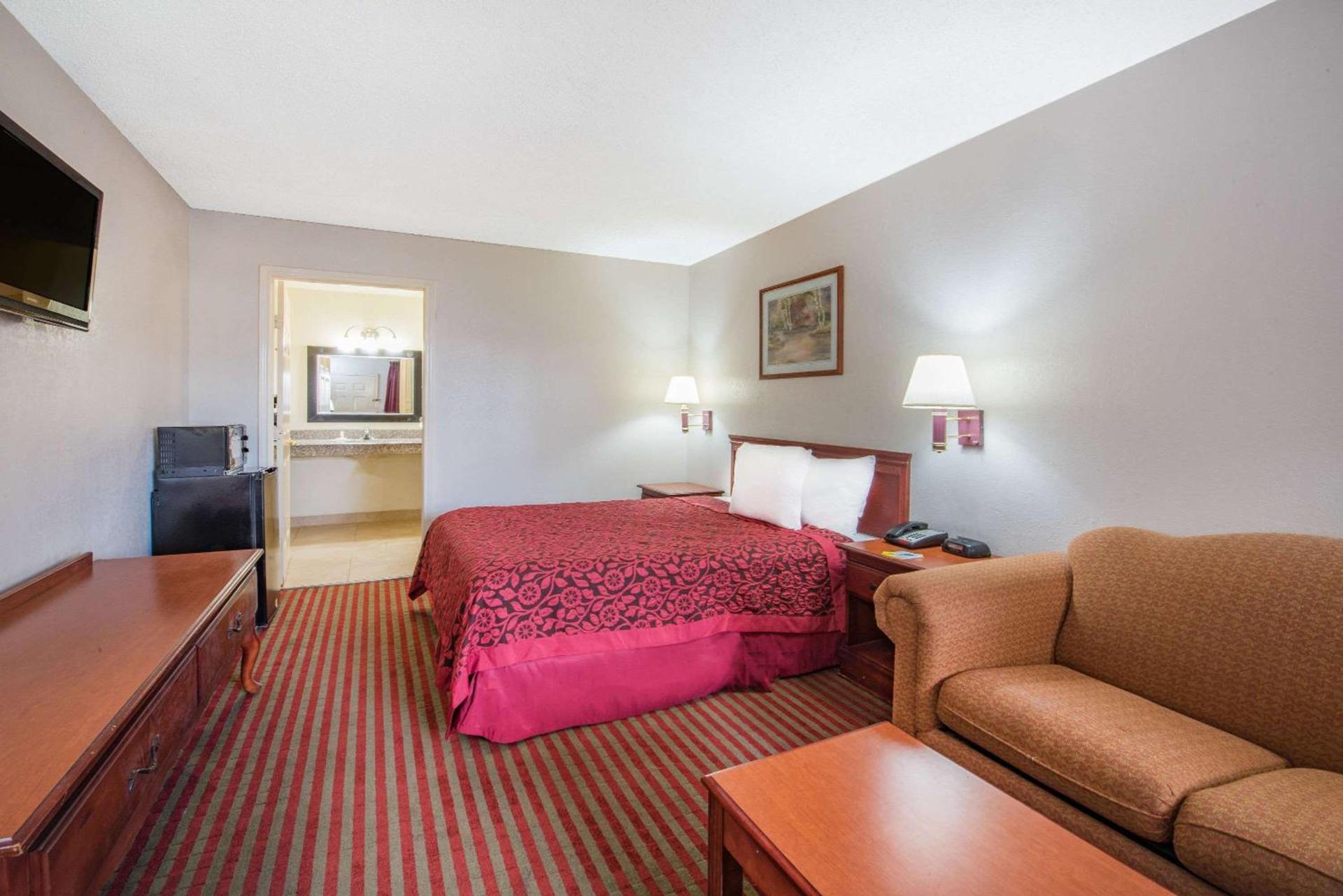 Days Inn by Wyndham McAllen photo 9