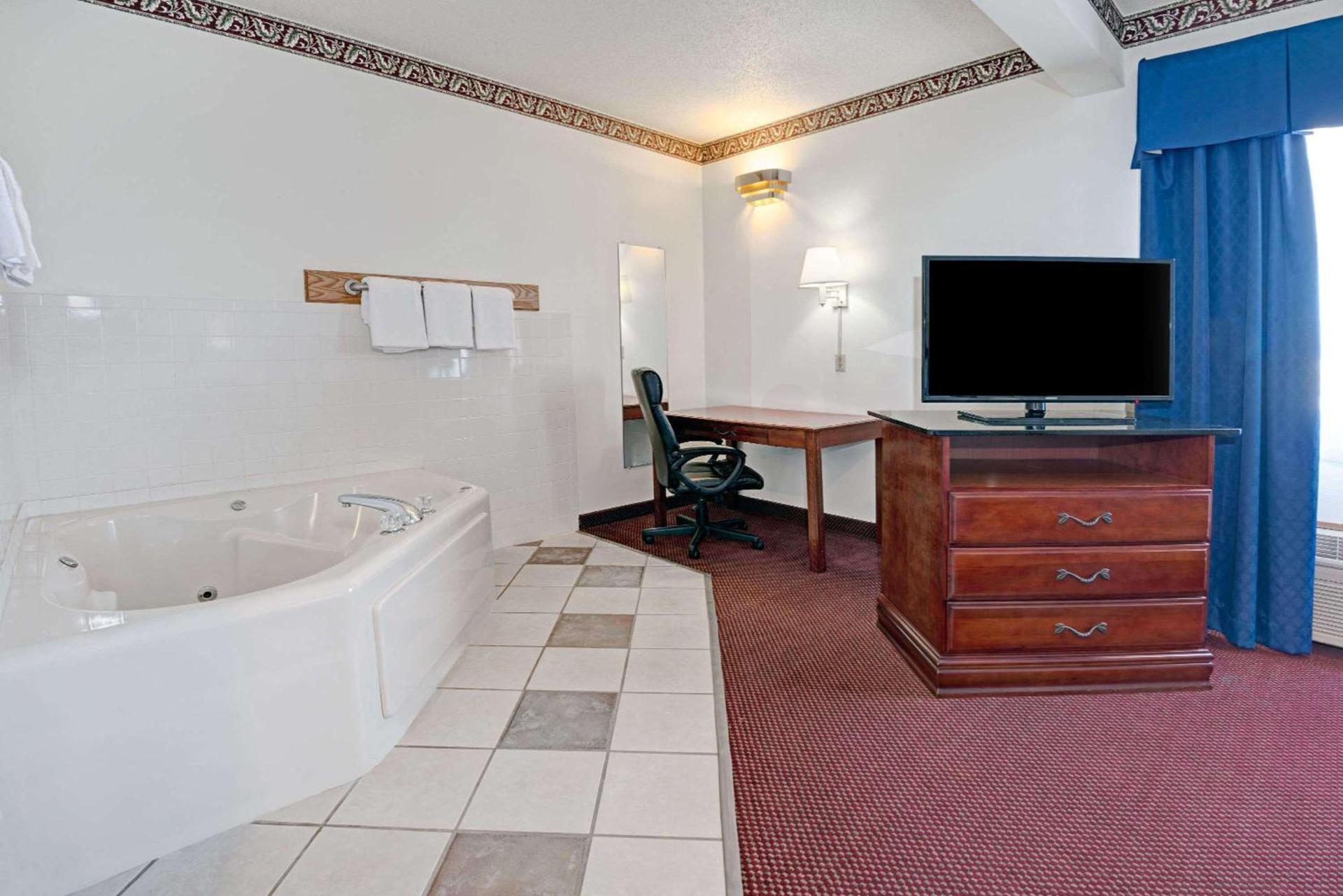 Days Inn by Wyndham Laramie photo 10
