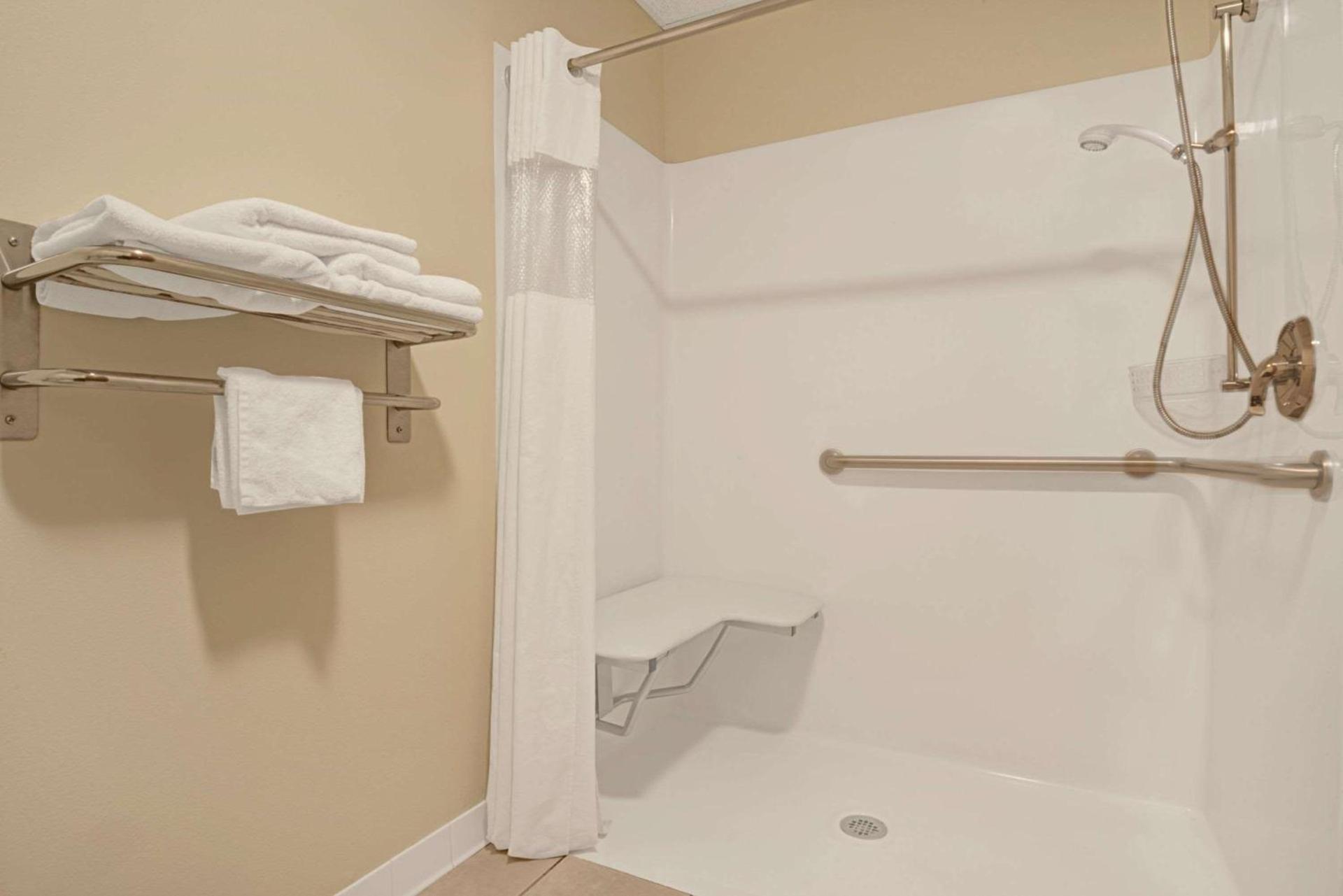 Days Inn by Wyndham Laramie photo 7