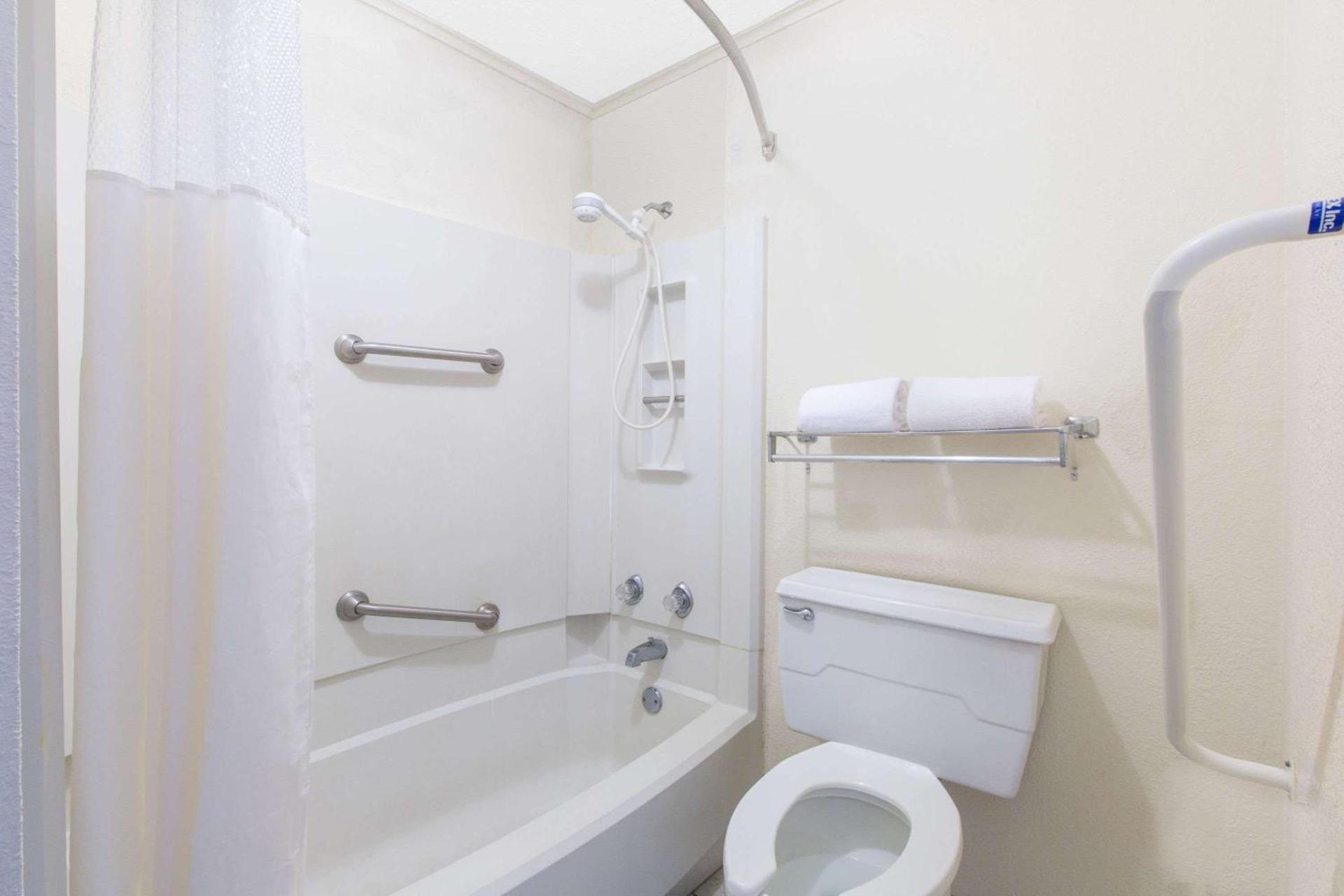 Executive Inn & Suites photo 5