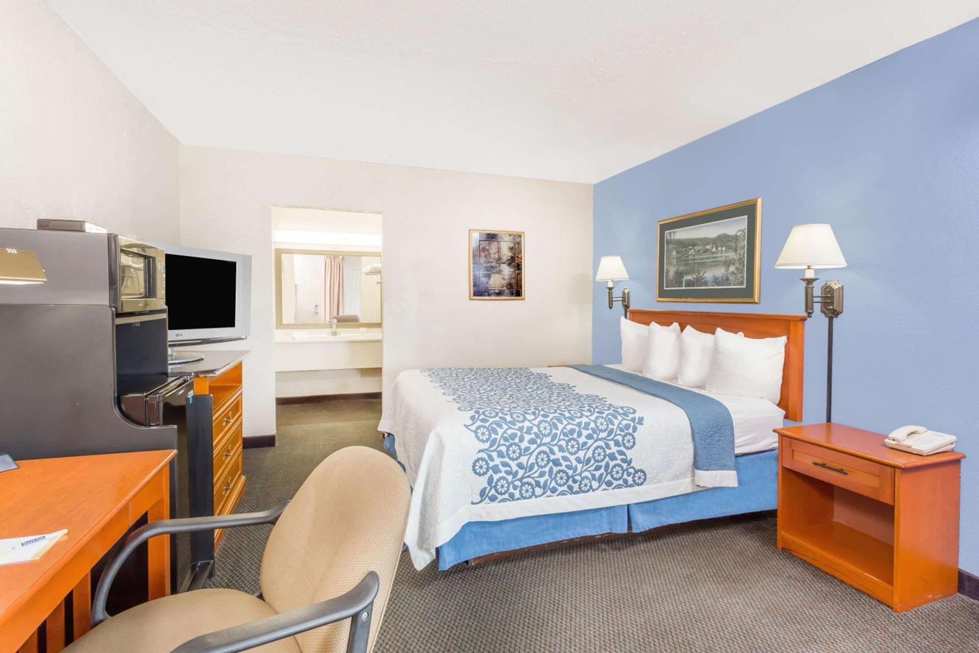 Days Inn by Wyndham Cedar Falls- University Plaza photo 21