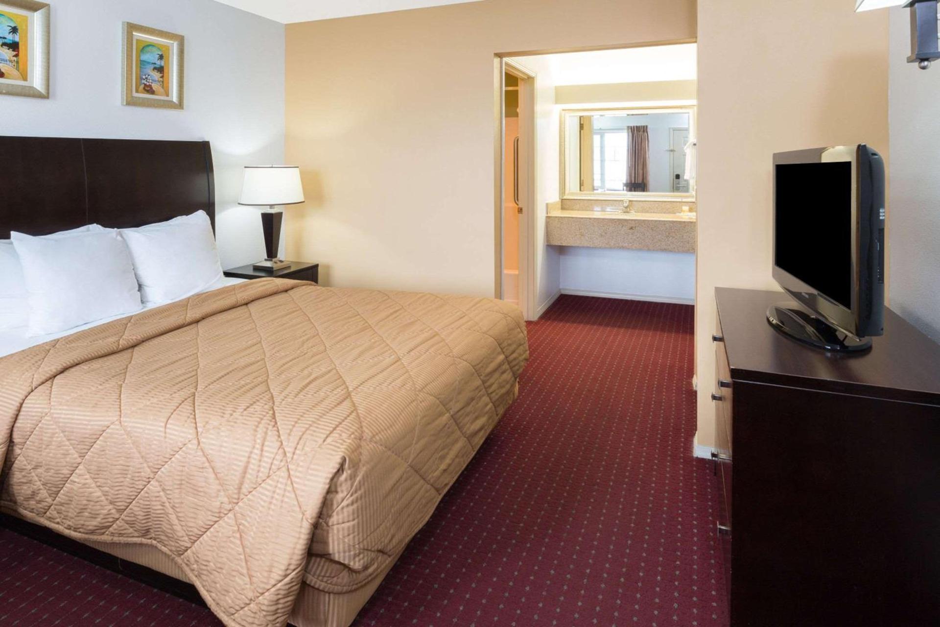 Days Inn by Wyndham Newport OR photo 6