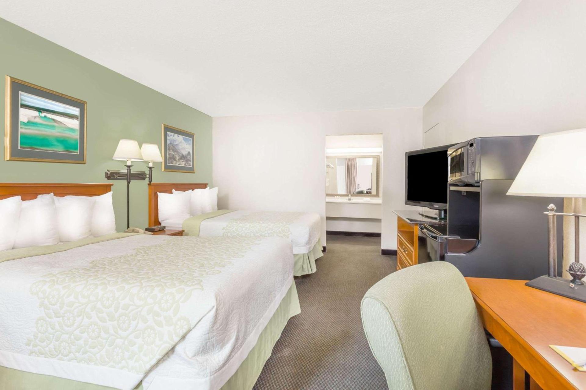 Days Inn by Wyndham Cedar Falls- University Plaza photo 4