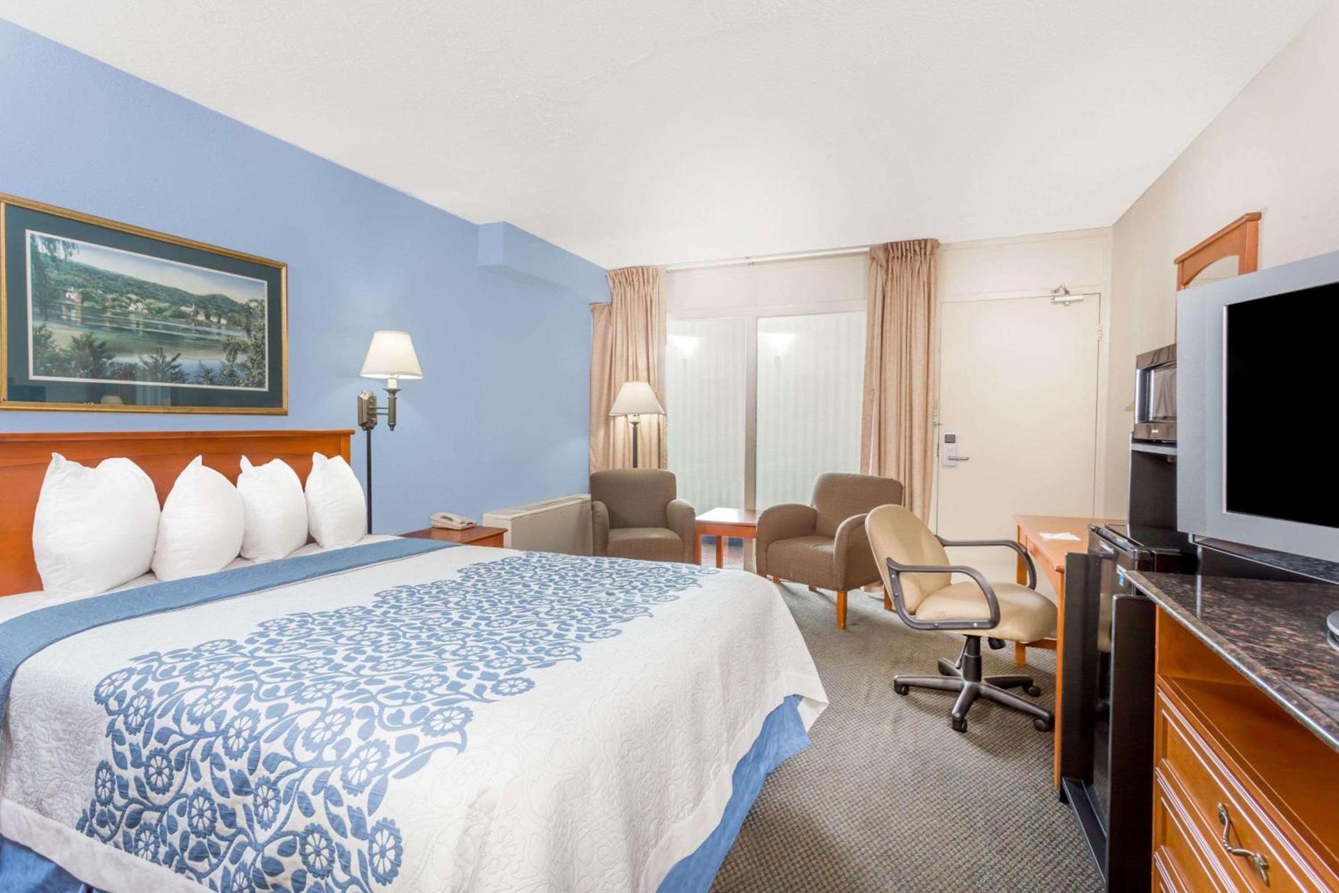 Days Inn by Wyndham Cedar Falls- University Plaza photo 24